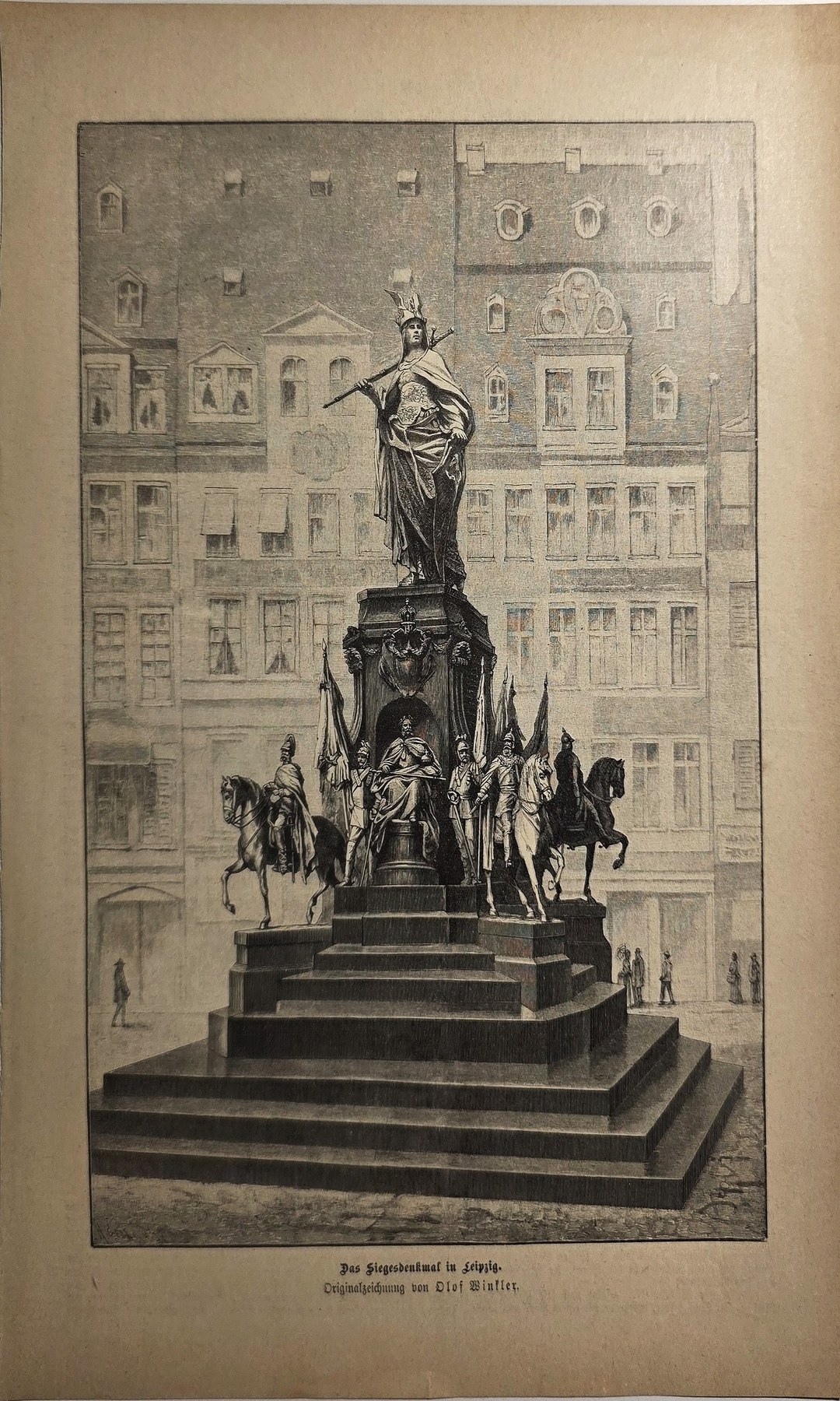 Denkmal auf hohem Sockel vor Häuserfassaden