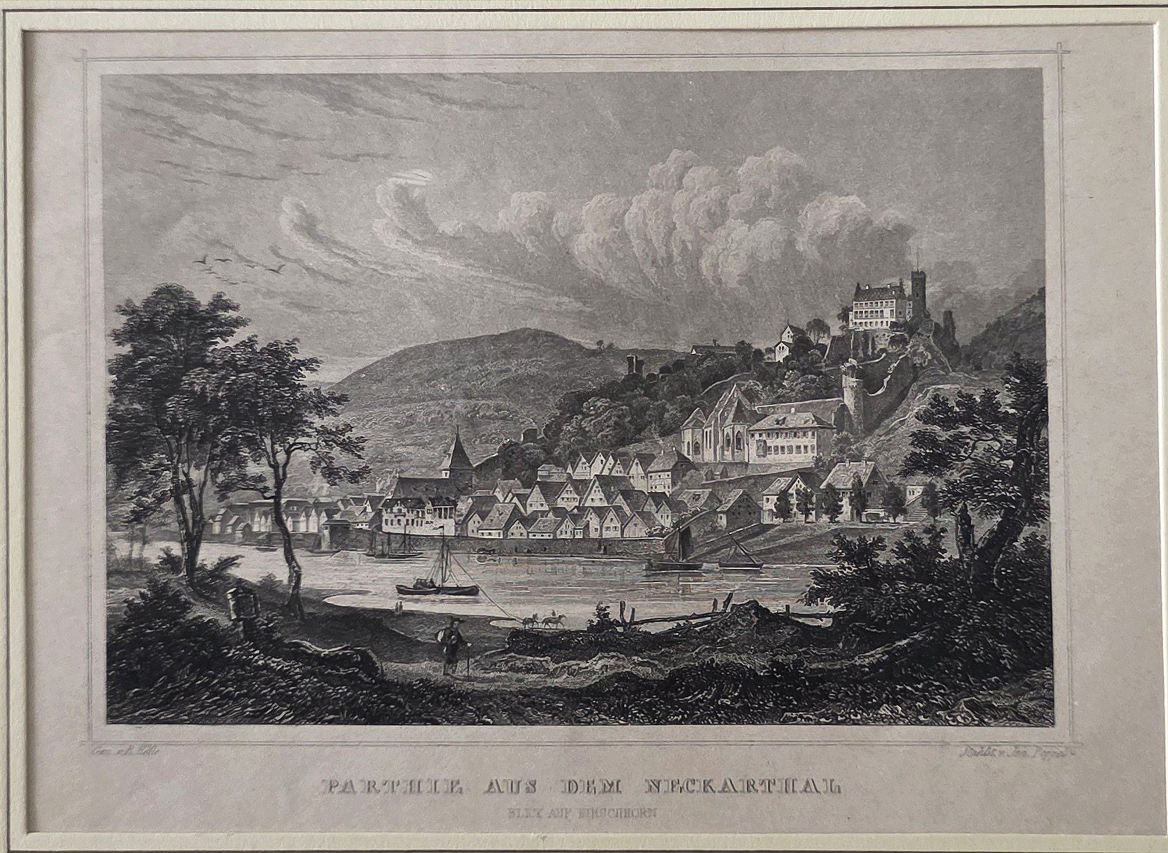 einer Stadt am Fluss unter Burgberg