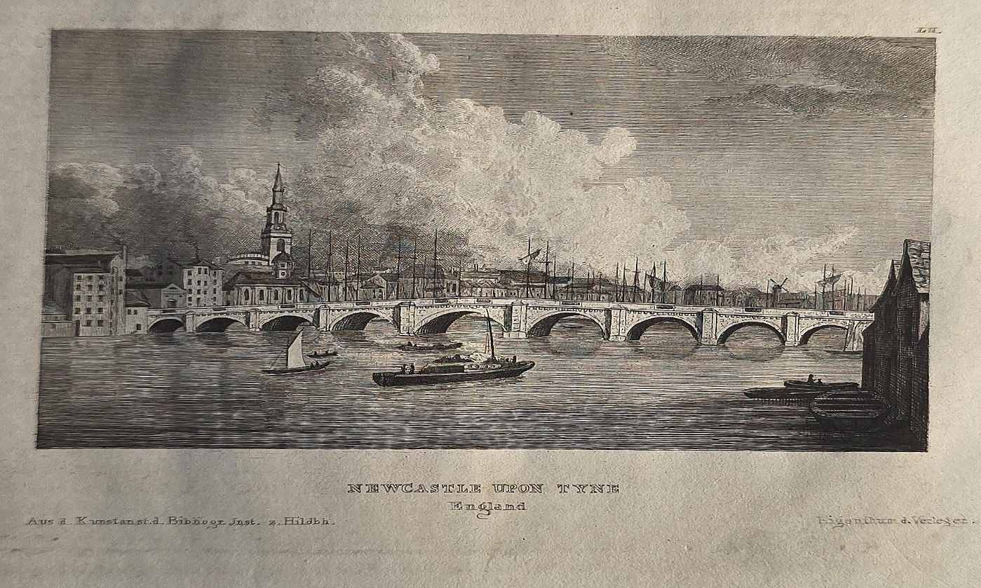 Lange Brücke vor Stadtpanorama und Ufer