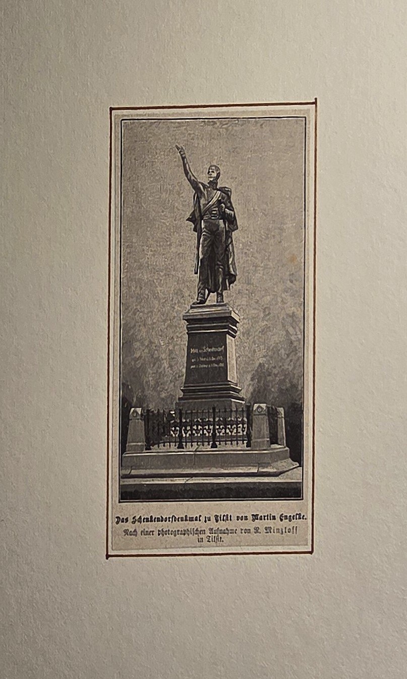 Denkmalfigur auf hohem Sockel