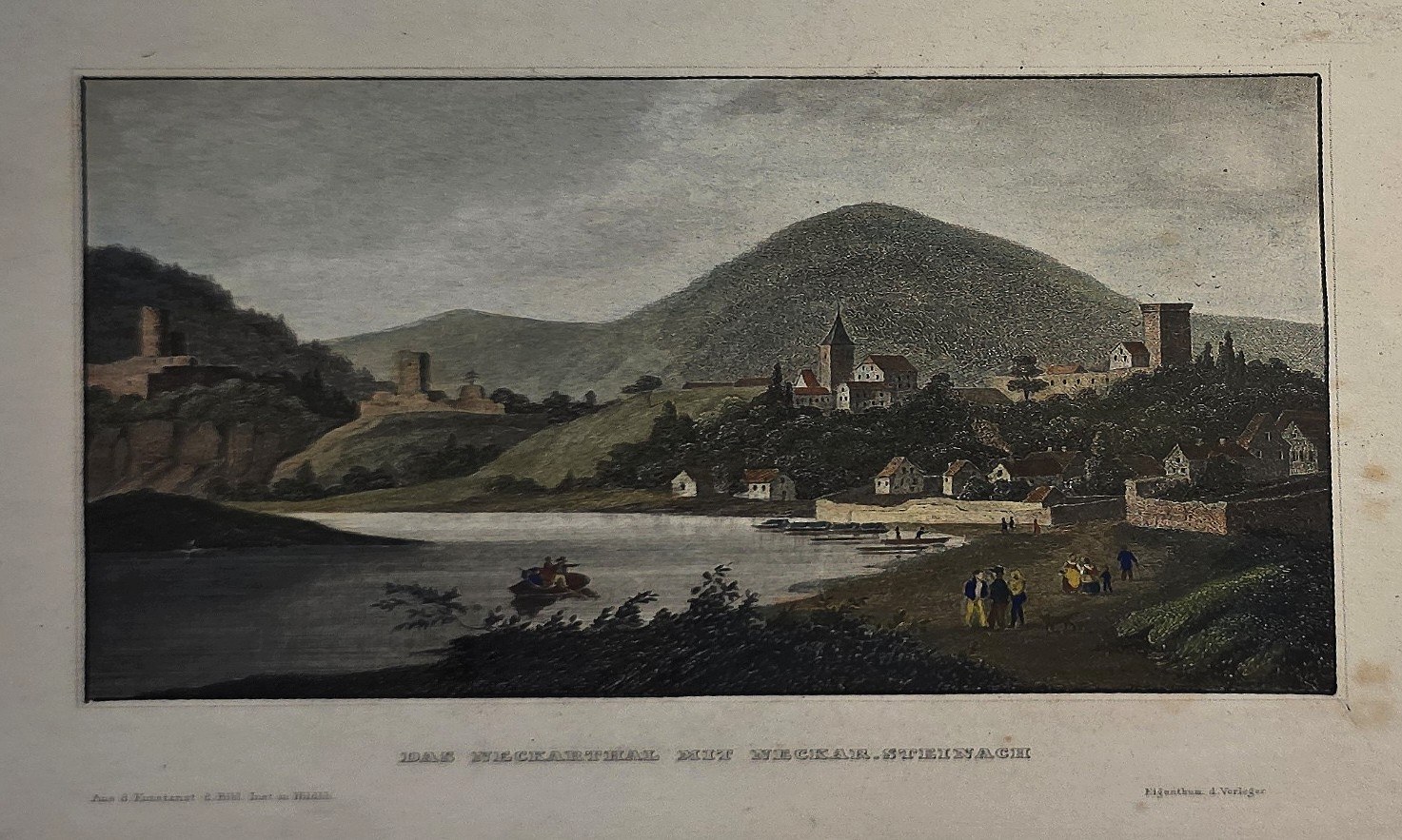 Bergort am Wasser mit farbigen Landschaftsakzenten