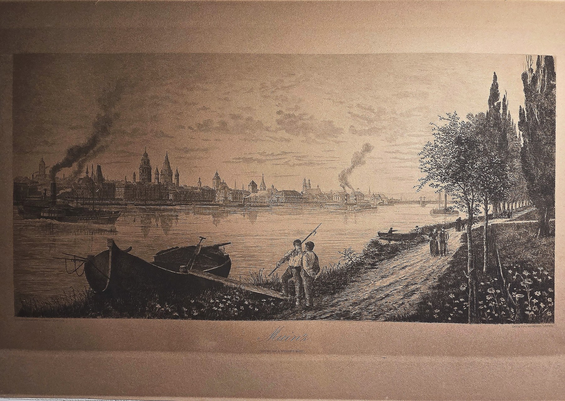 Atmosphärischer mit Flussufer, Booten und ferner Stadt