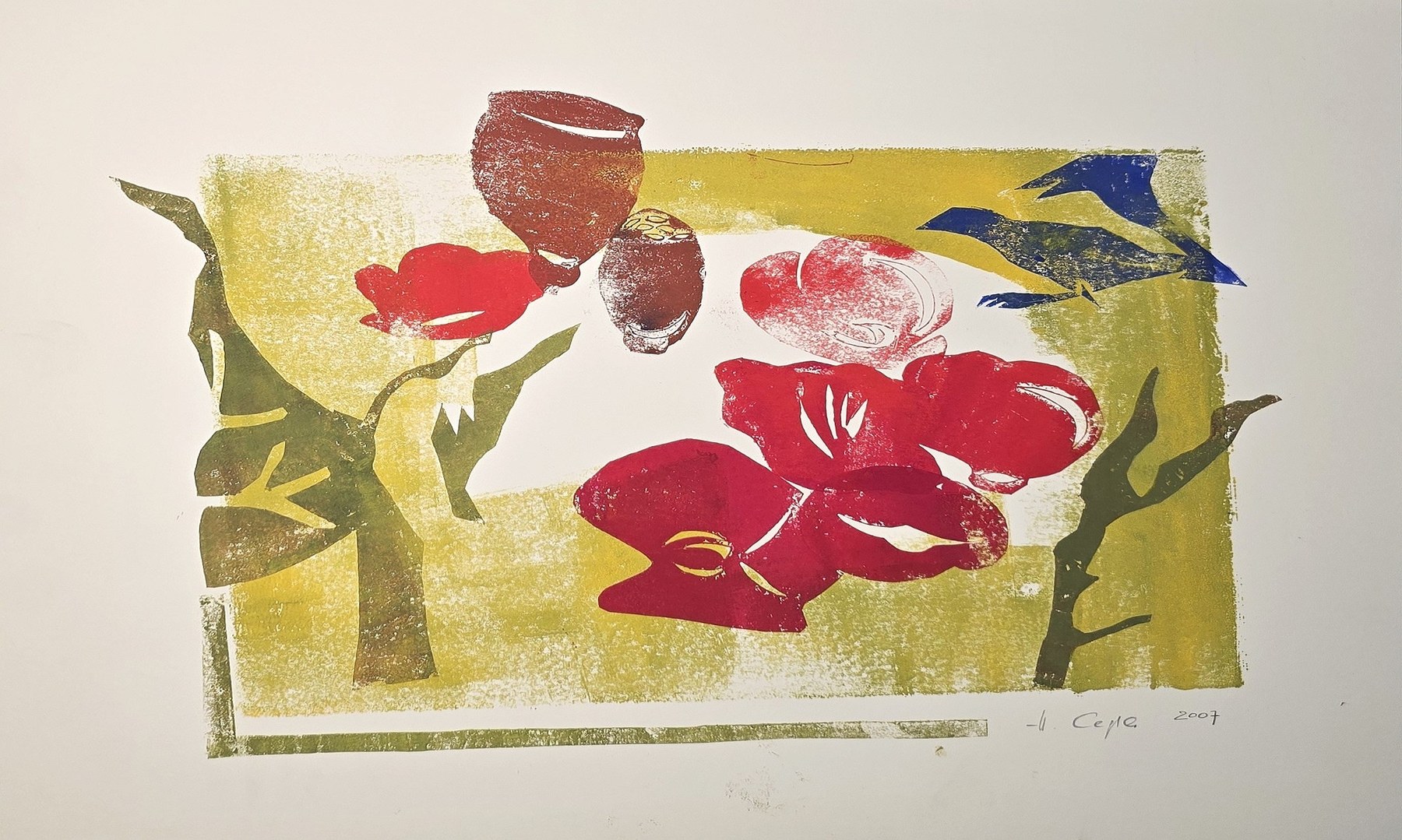 Rotes Blumenstillleben mit Gefäßen