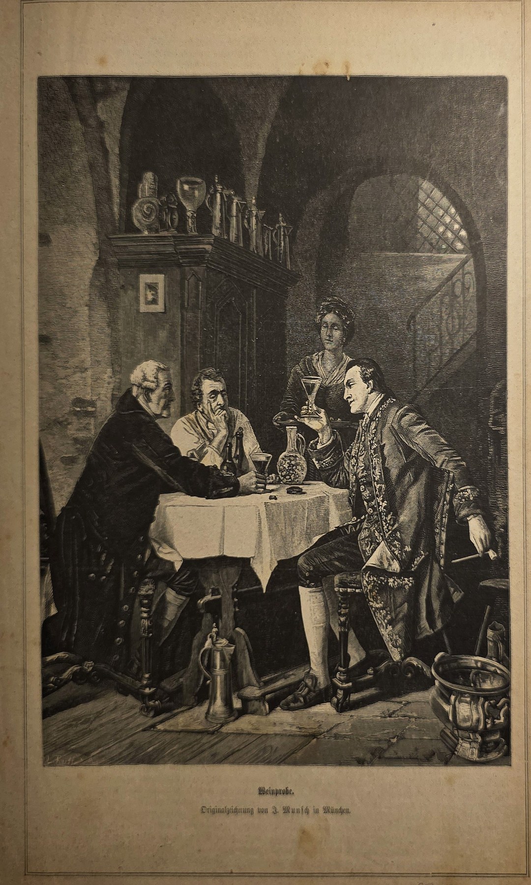 Drei Männer beim Gespräch an einem gedeckten Tisch