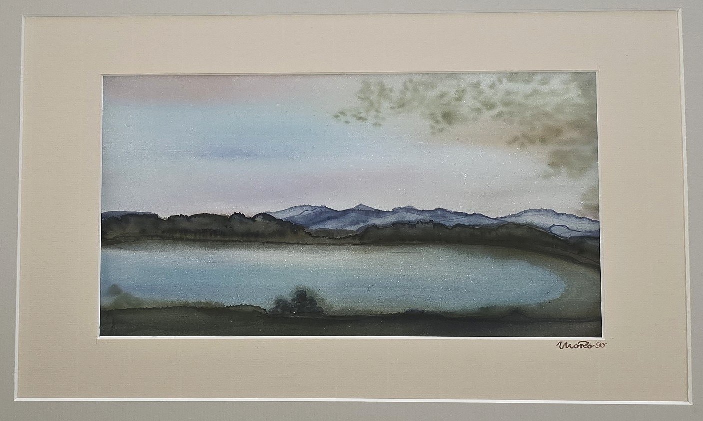 Aquarell mit stillem See und ferner Bergkette