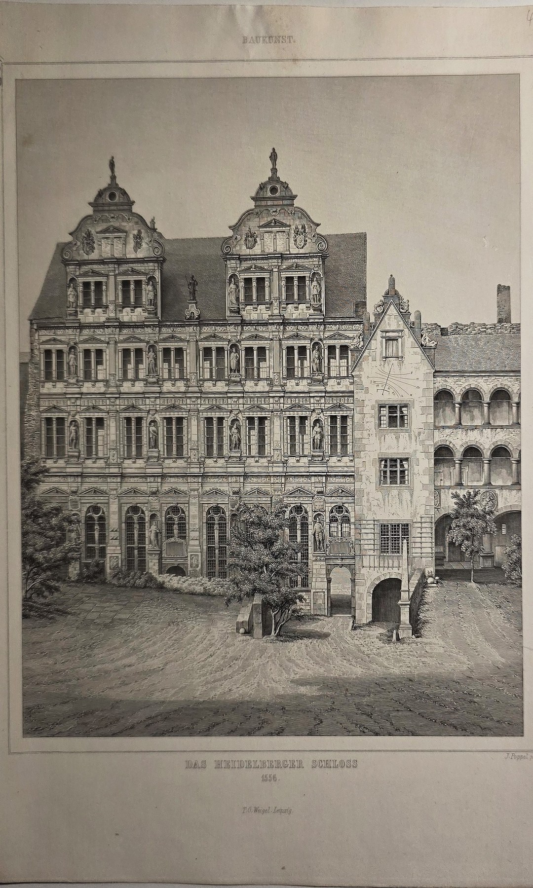 einer reich gegliederten historischen Fassade mit Figuren