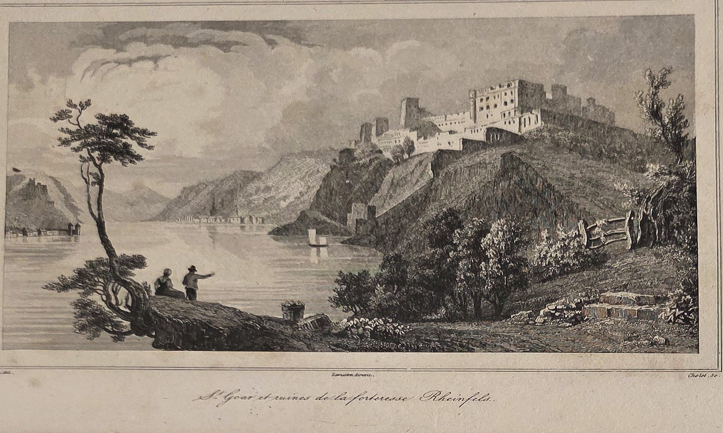 Burg über einem stillen Fluss