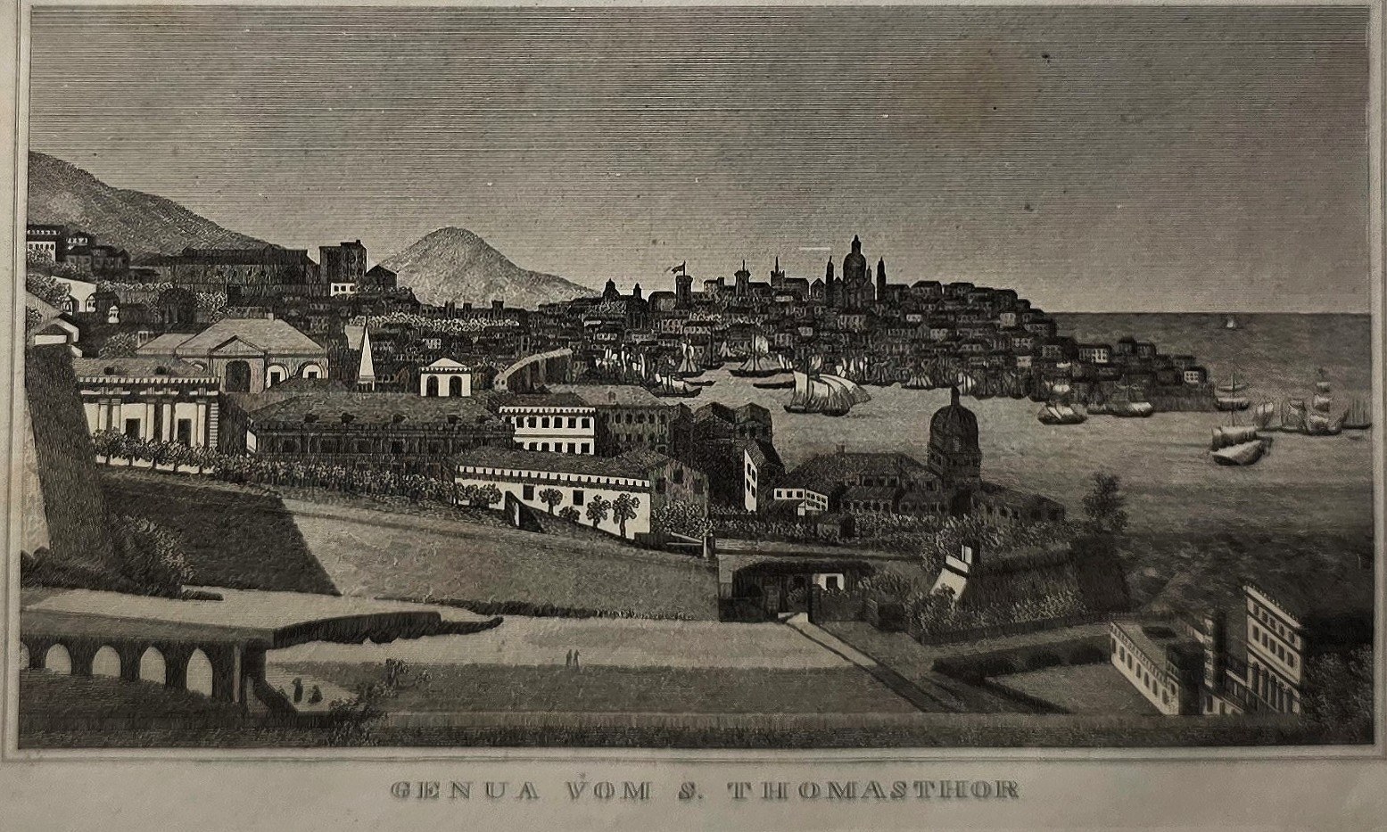 eines weiten Küstenpanoramas mit Stadt und Schiffen