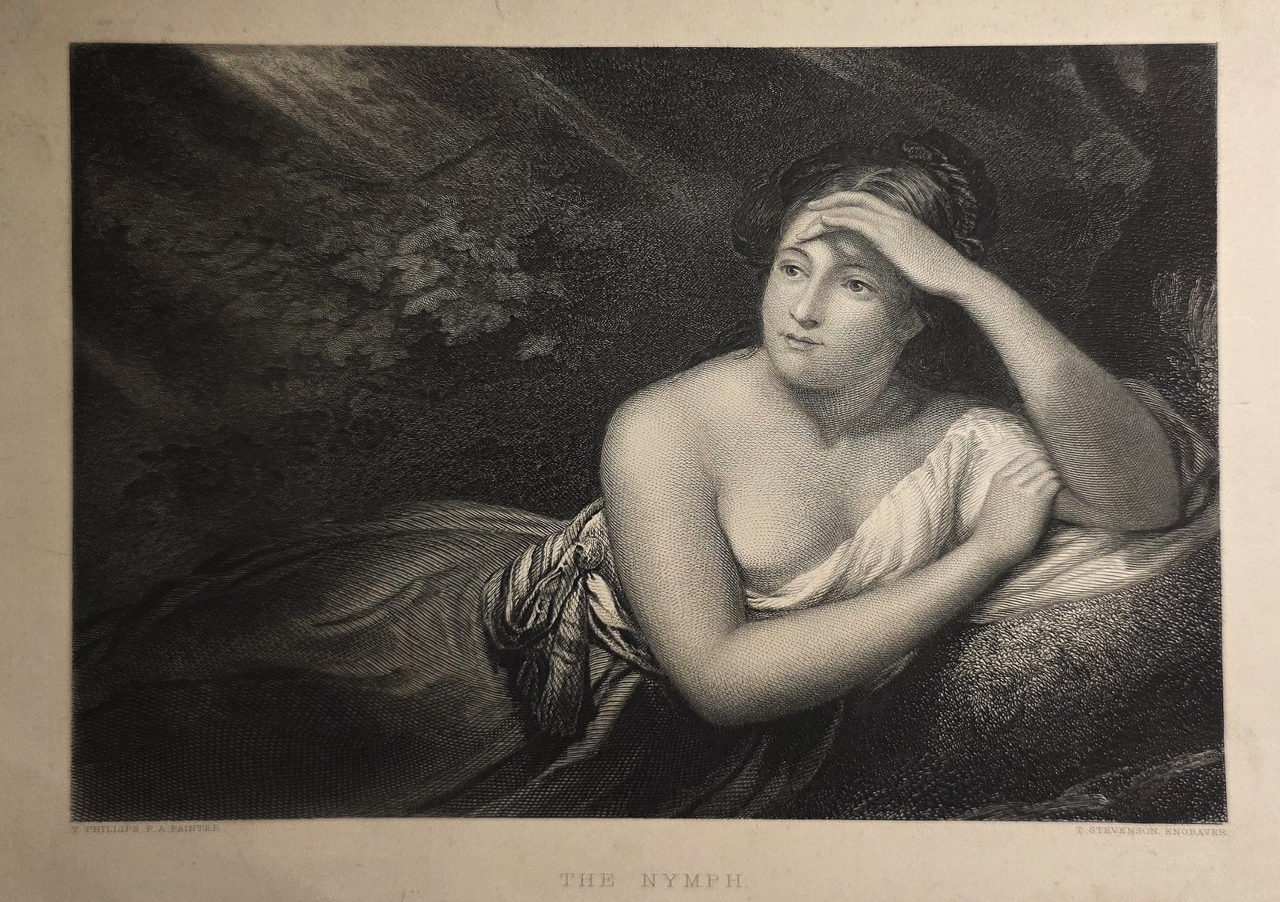 Ruhende junge Frau in dunkler Landschaft