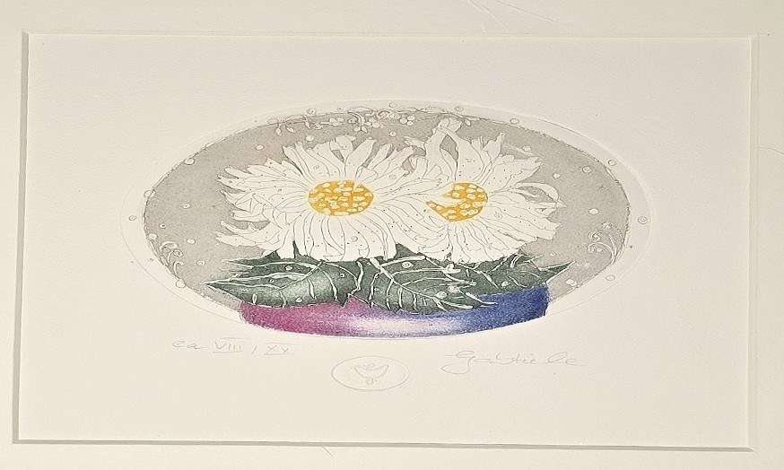 Aquarell mit weißen Blüten in ovaler Komposition