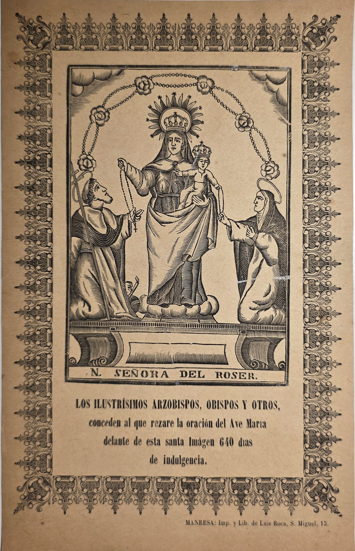 Marienfigur mit Kind zwischen zwei knienden Personen