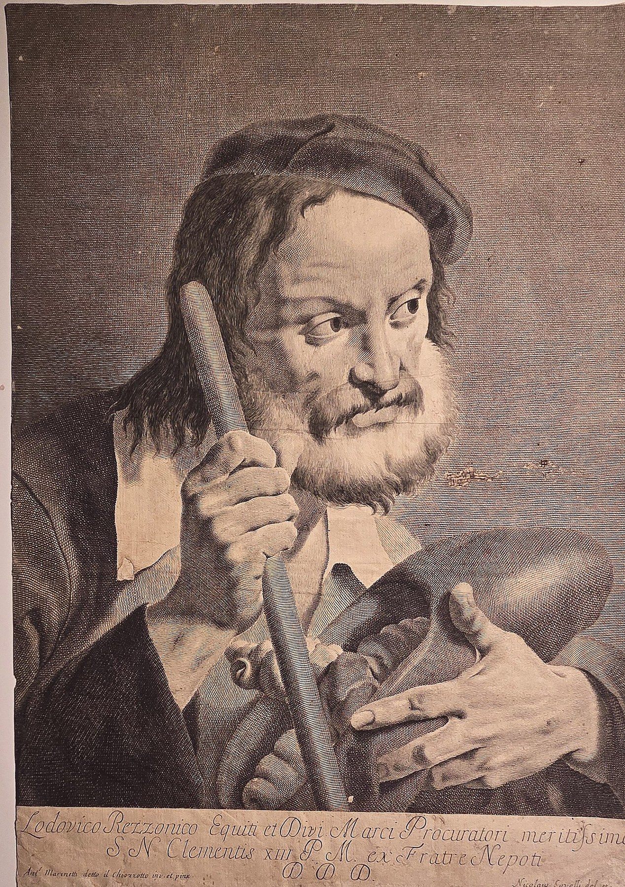 mit Porträt eines bärtigen Mannes und Stab