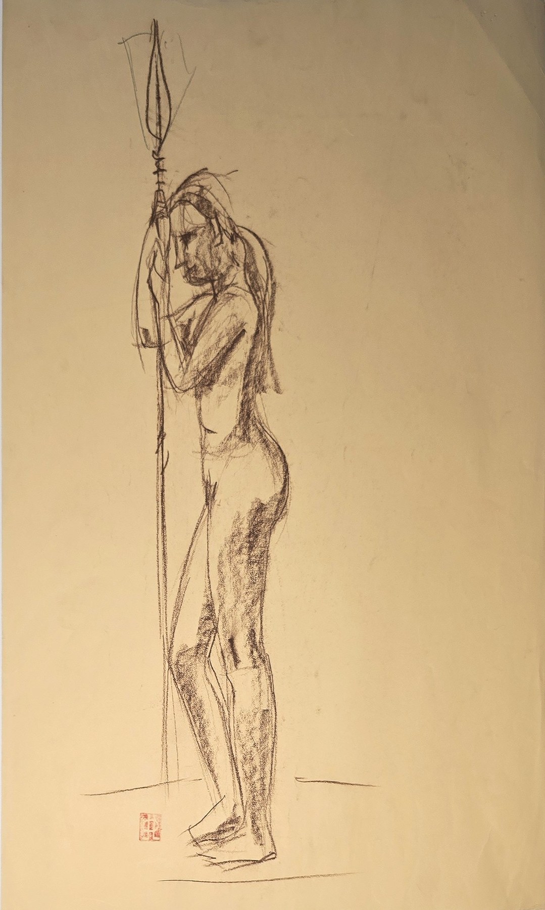 Stehende männliche Figur mit langem Stab