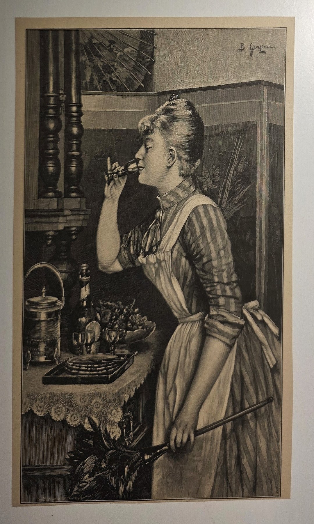Junge Frau beim Trinken in häuslicher Umgebung