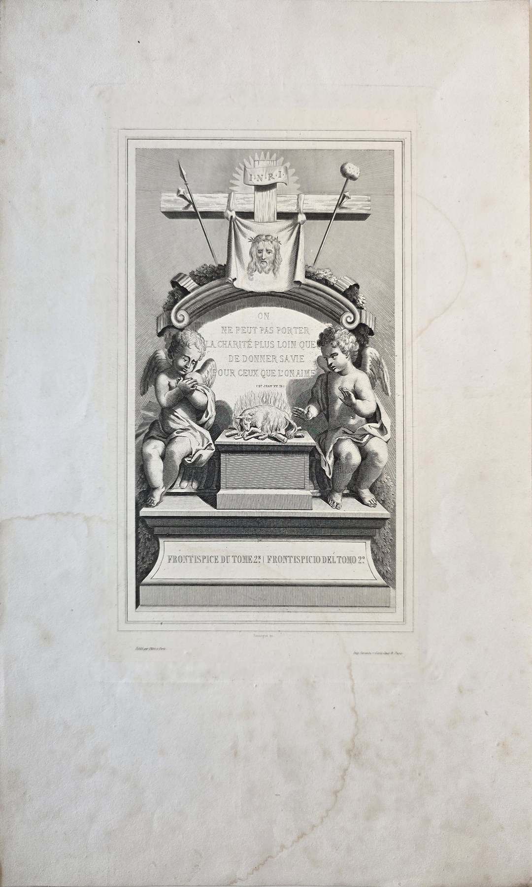Sakrale historische Darstellung – eines Altars mit Kruzifix und knienden Engeln