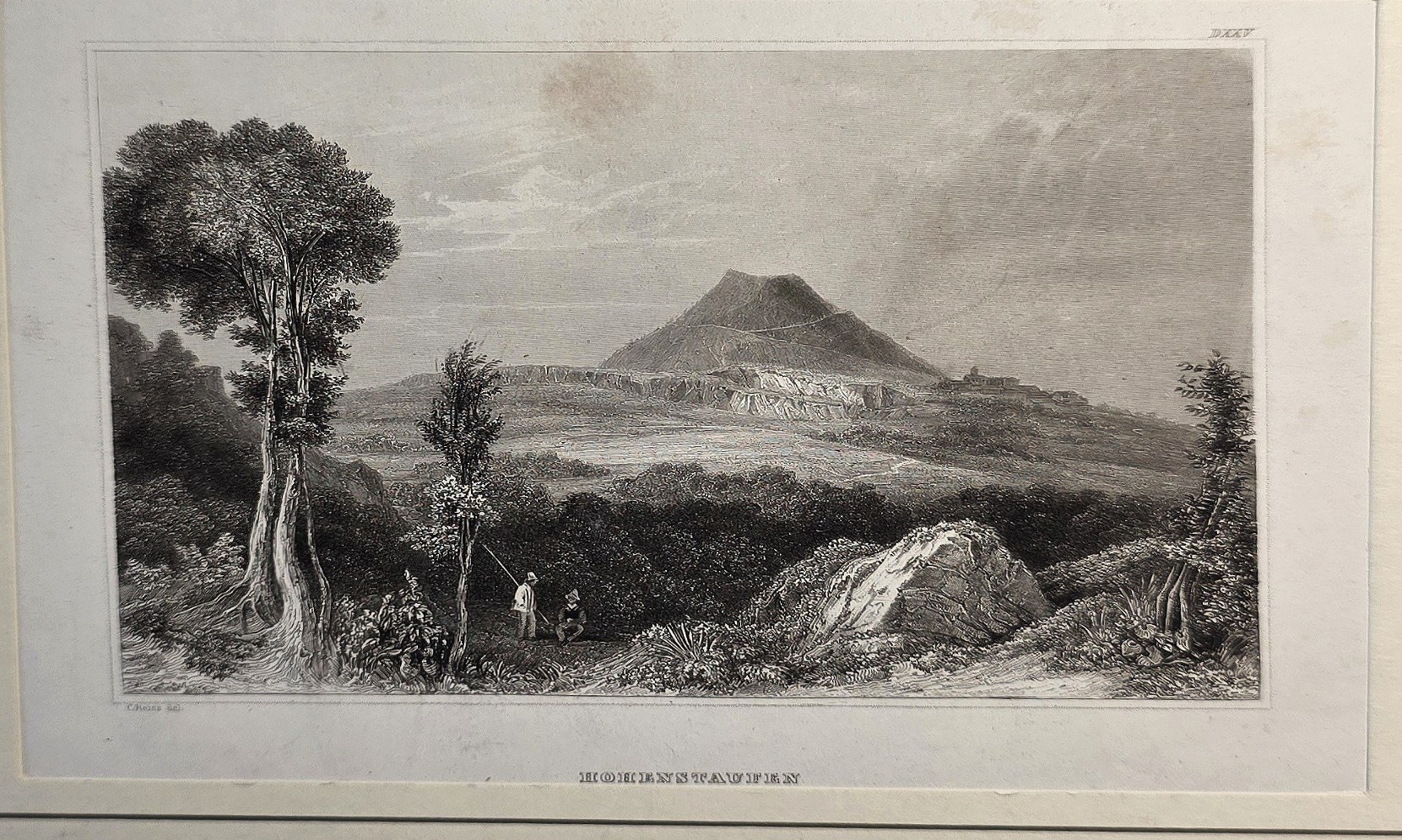 Vulkanischer Berg über weiter Landschaft
