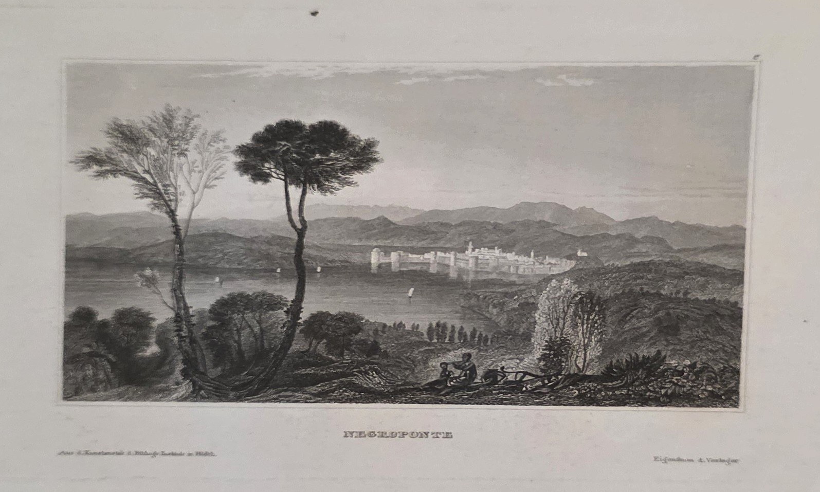Weite Landschaft mit Stadt und Bergen