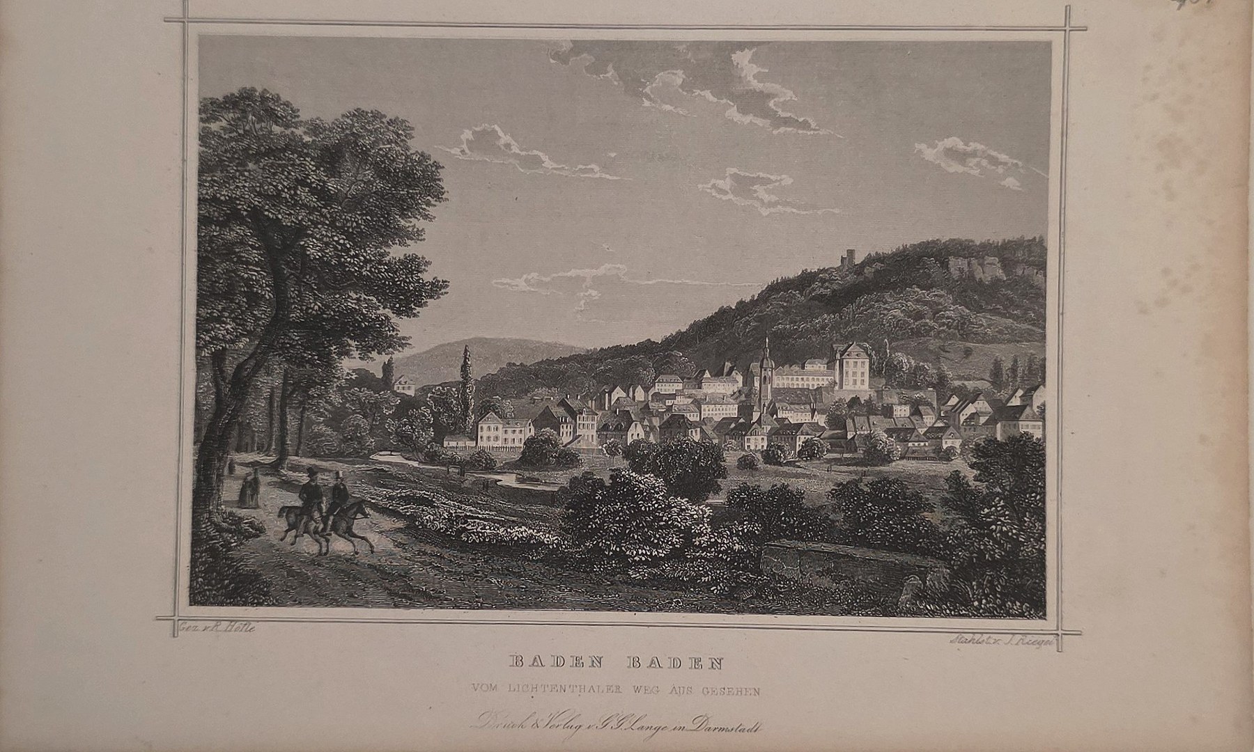 Stadt am Berghang mit offenem Vorland