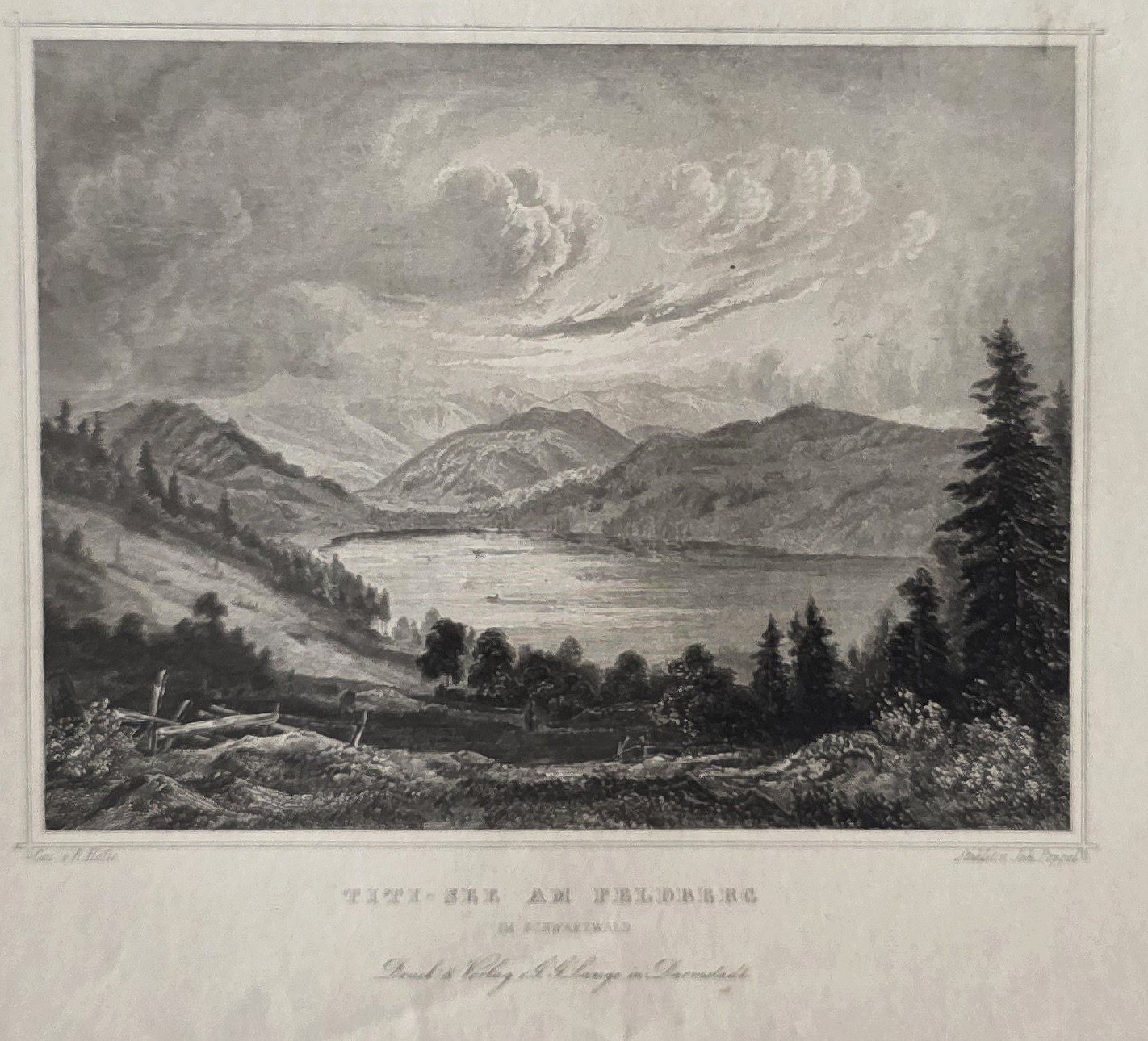 eines Bergsees mit weiter Fernsicht