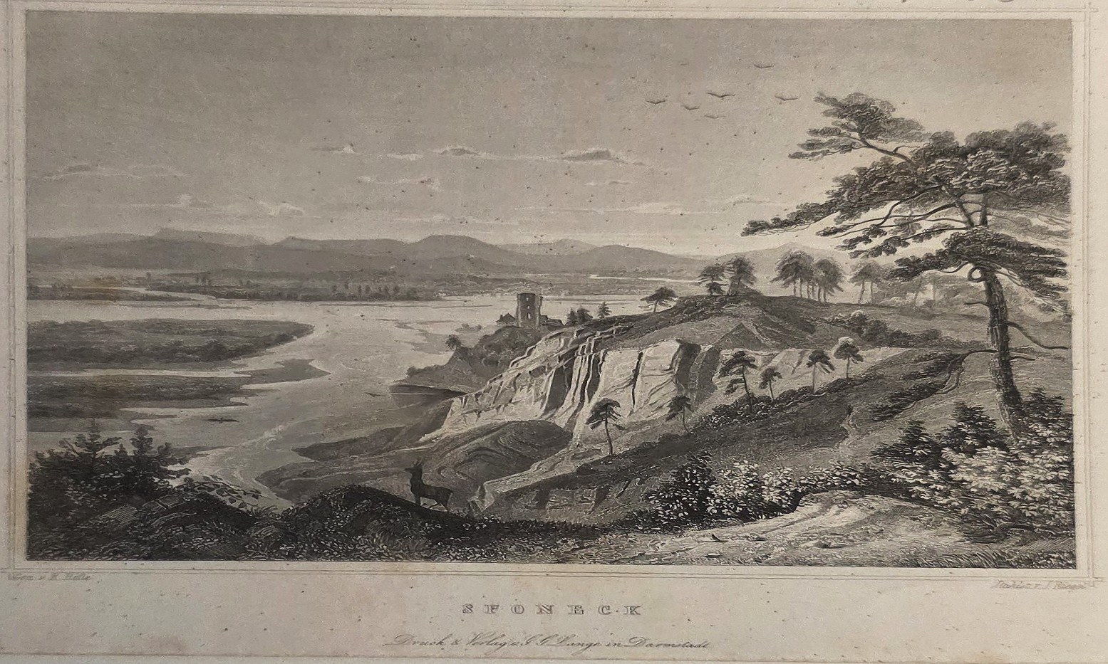 Weite Flusslandschaft mit Burgberg