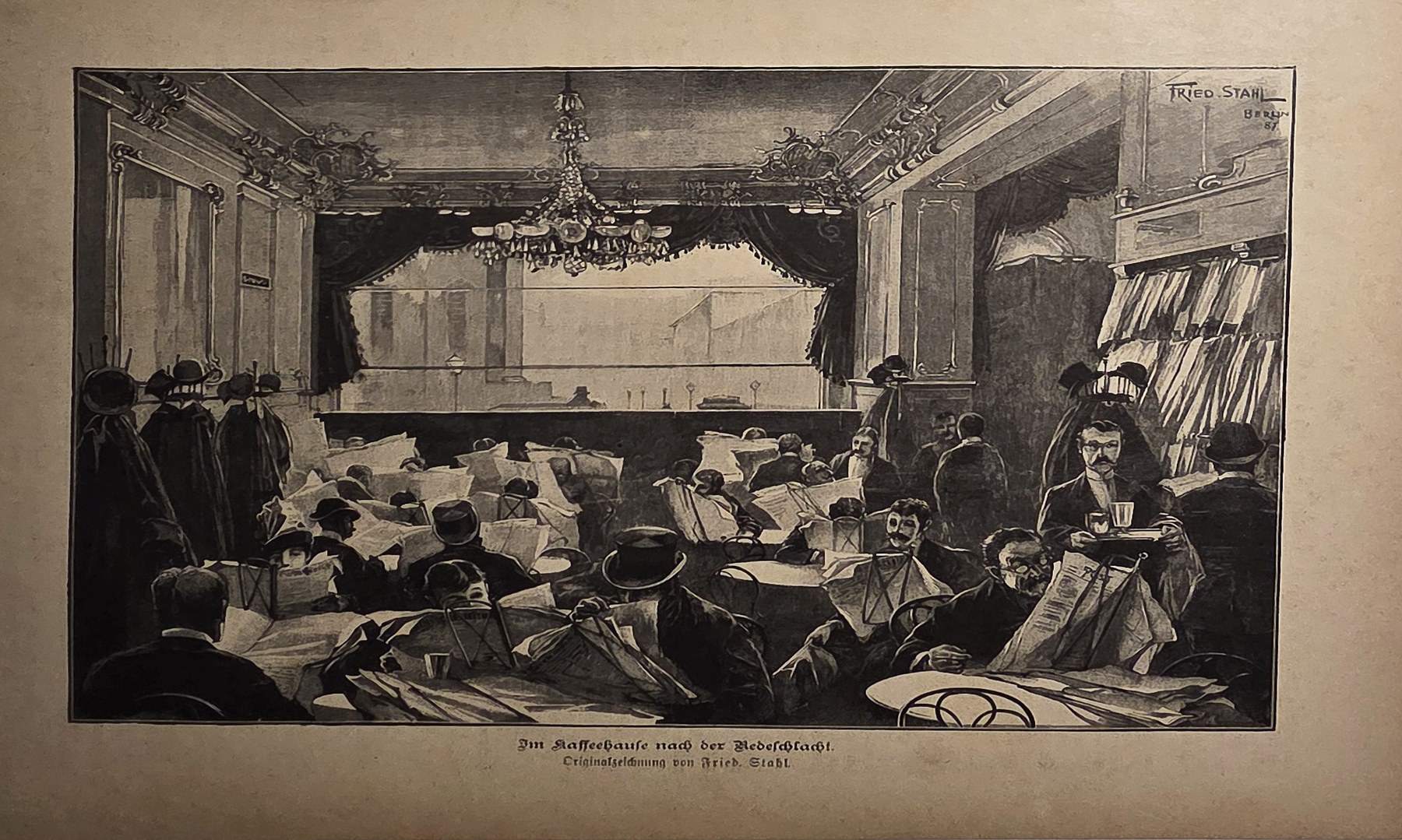 Voll besetzter Saal mit Blick auf eine Bühne