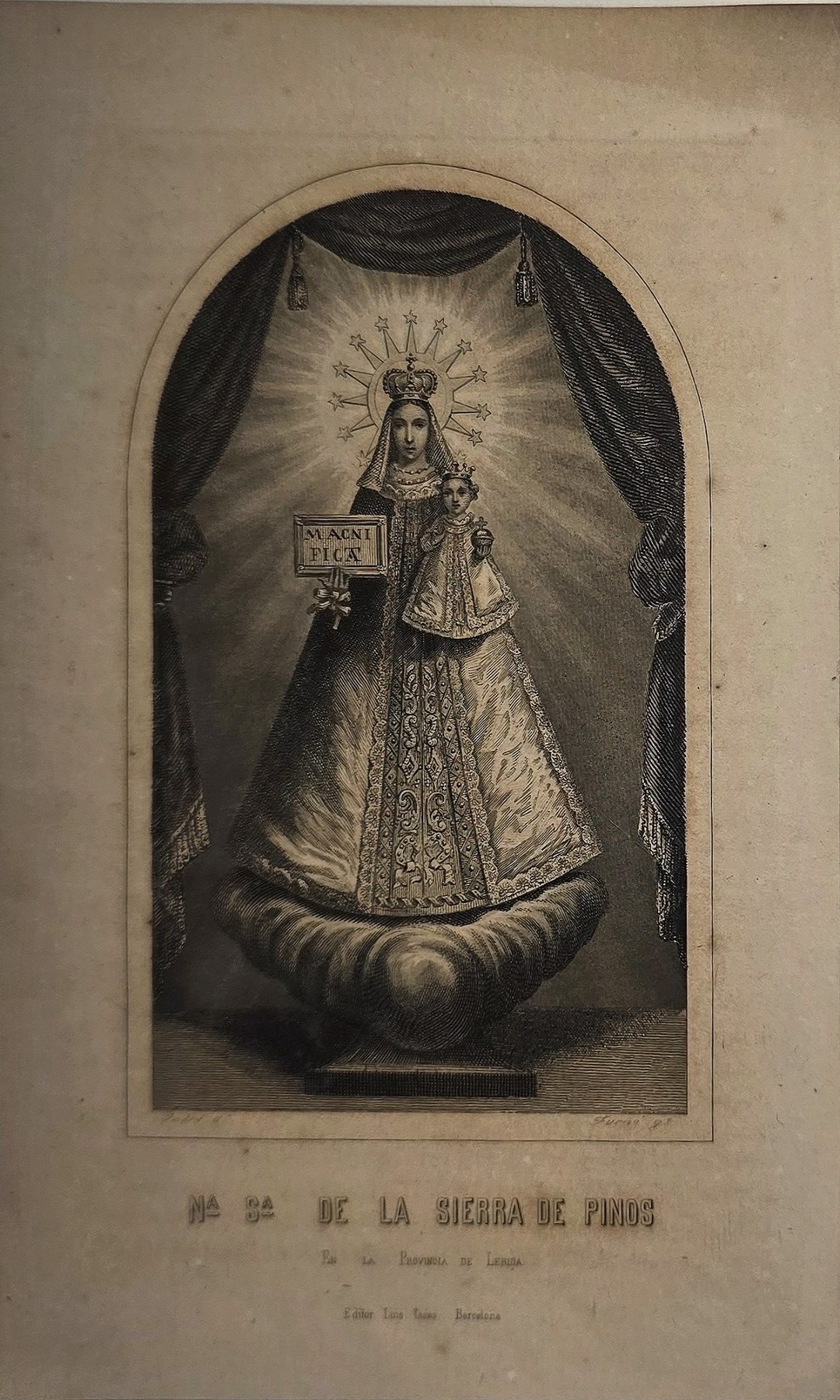 Gekrönte Marienfigur in bogenförmigem Bildfeld