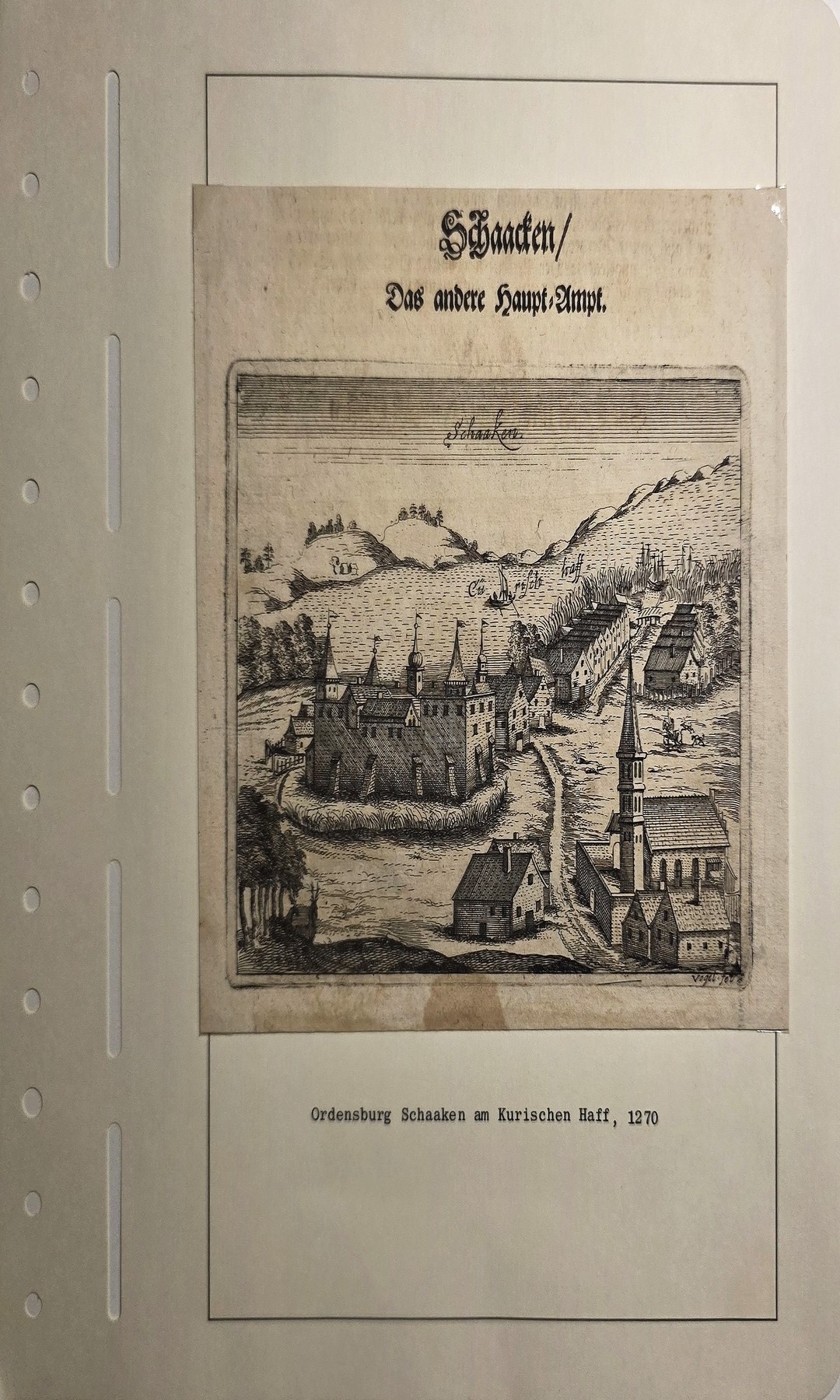 Historische Architekturdarstellung – Befestigte Stadt in bergiger Landschaft mit Fluss und Gebäuden