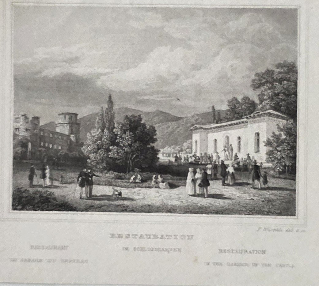 einer Promenade mit klassizistischem Gebäude