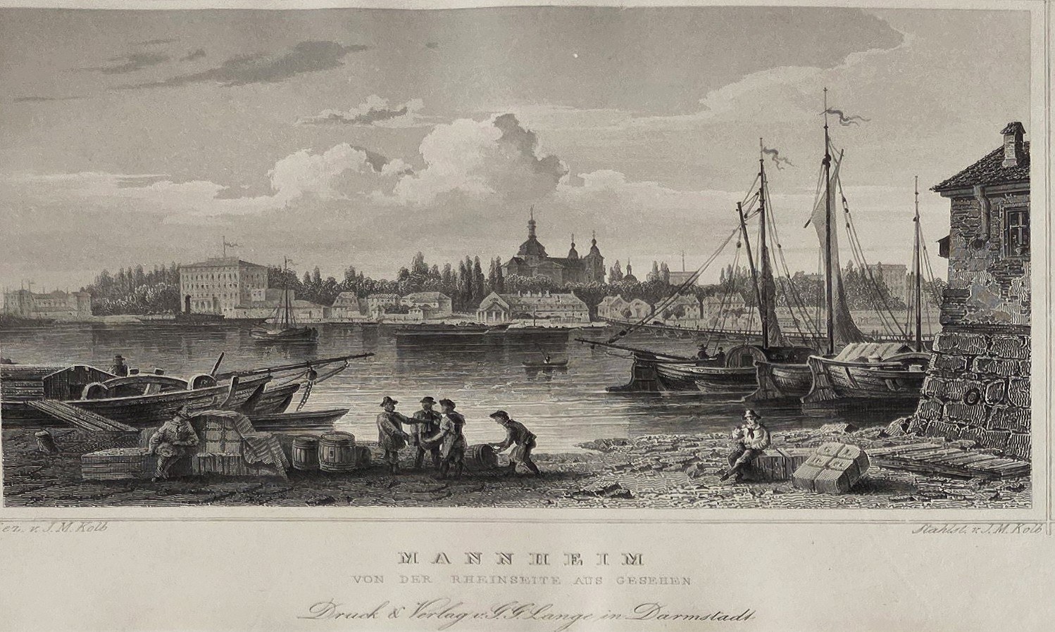 Hafen mit Booten und Stadtsilhouette