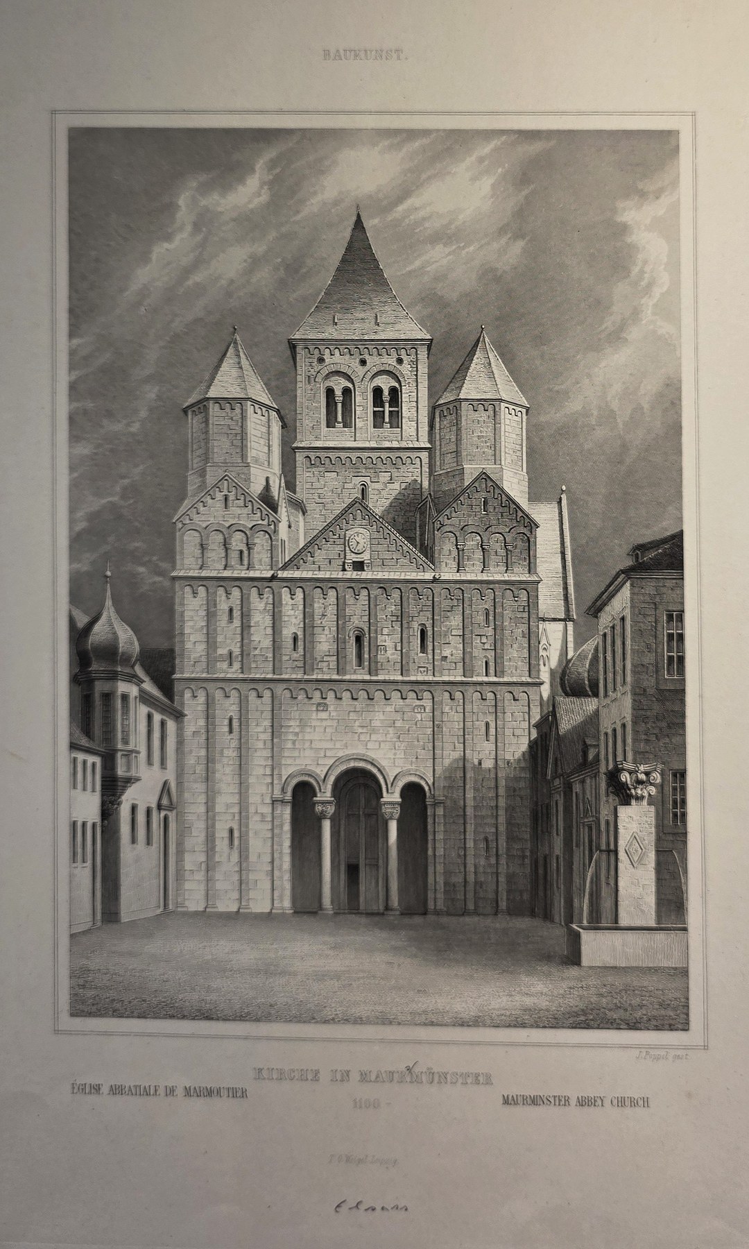 Romanische Kirchenfront mit Doppelturm