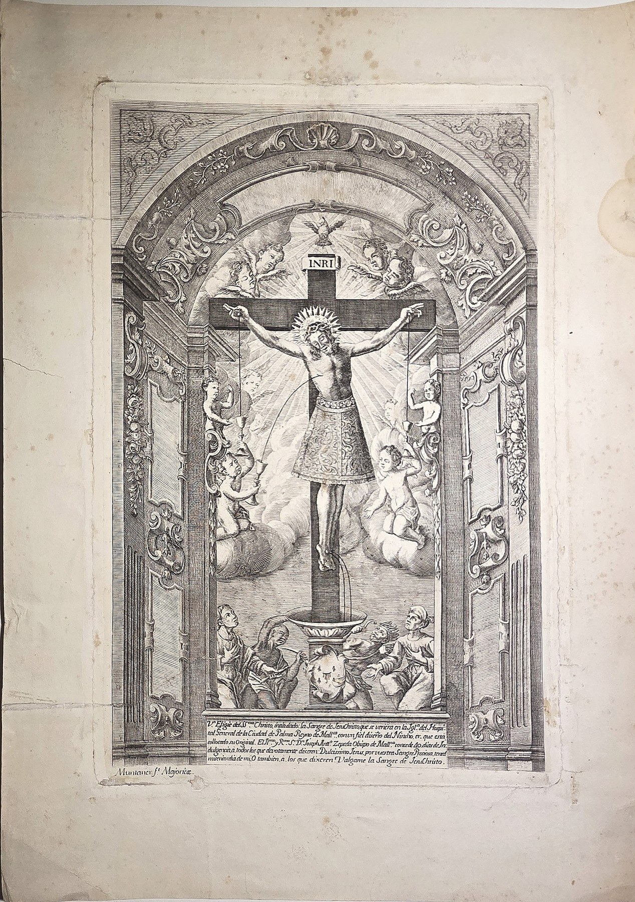 Kruzifix in reich ornamentierter Bogenarchitektur