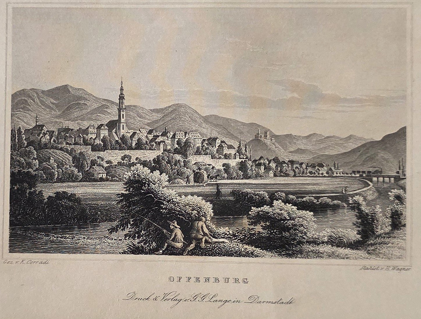 einer Stadtansicht vor Bergkulisse
