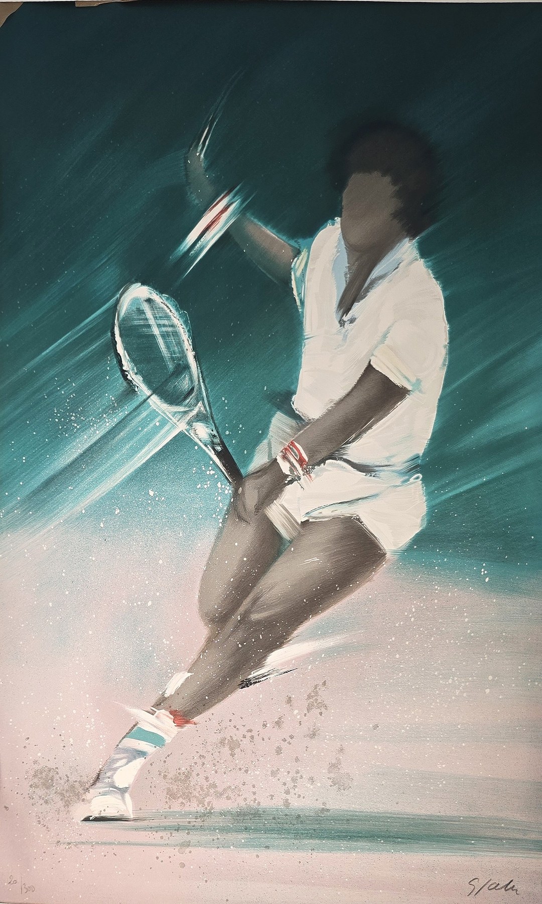 Dynamische Tennisspielerin vor grünem Hintergrund