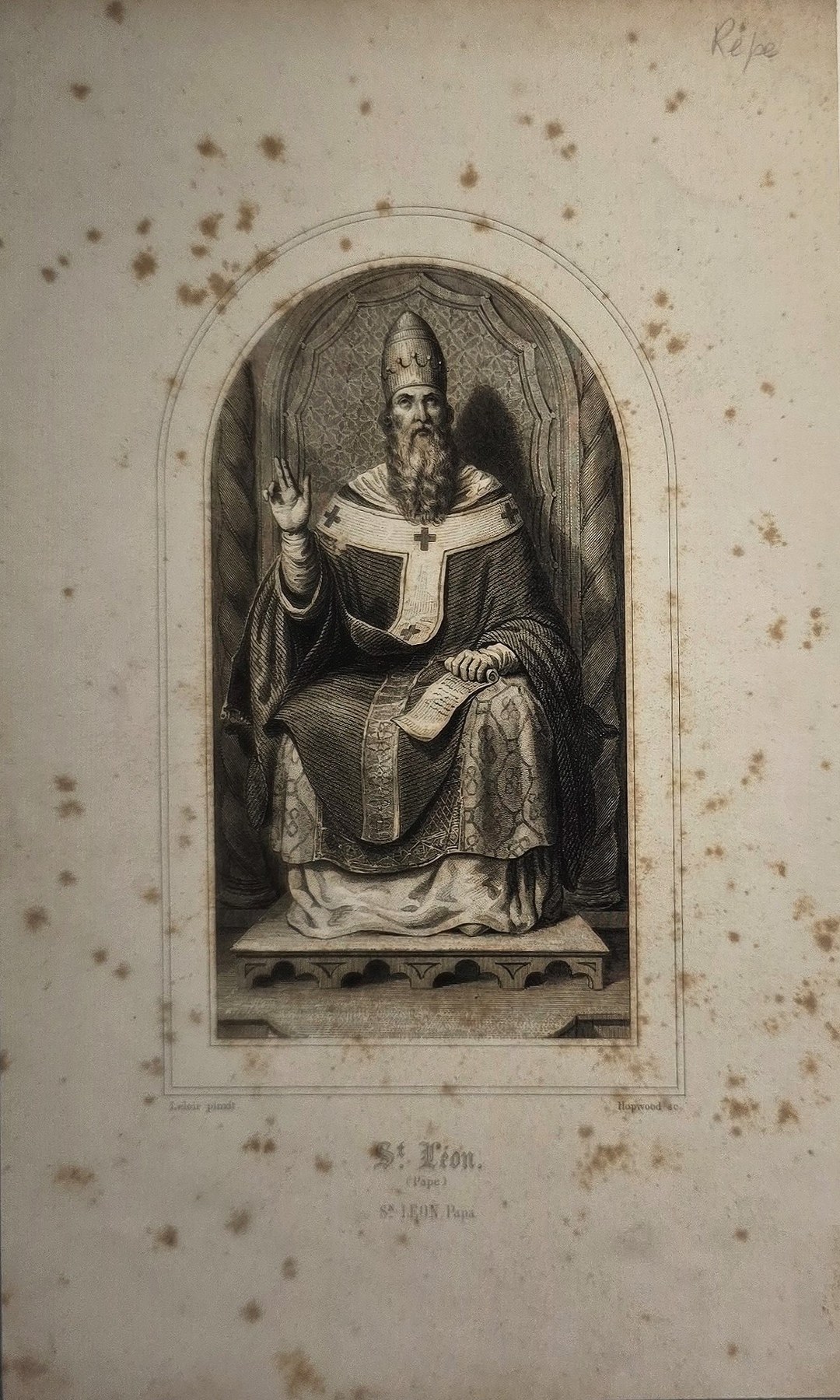 Thronende Mutter mit Kind unter Rundbogen