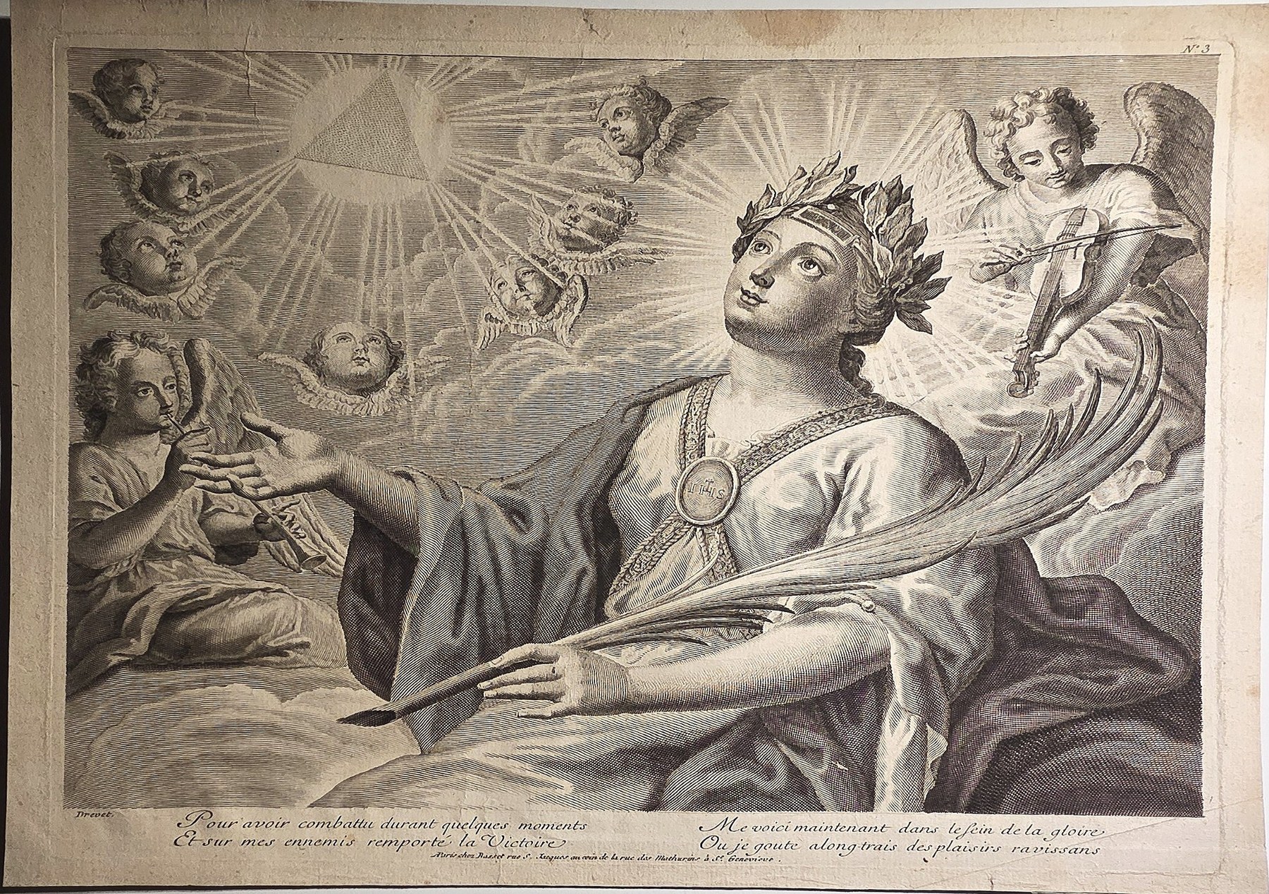 Prunkvoller mit gekrönter Frauenfigur und Engeln