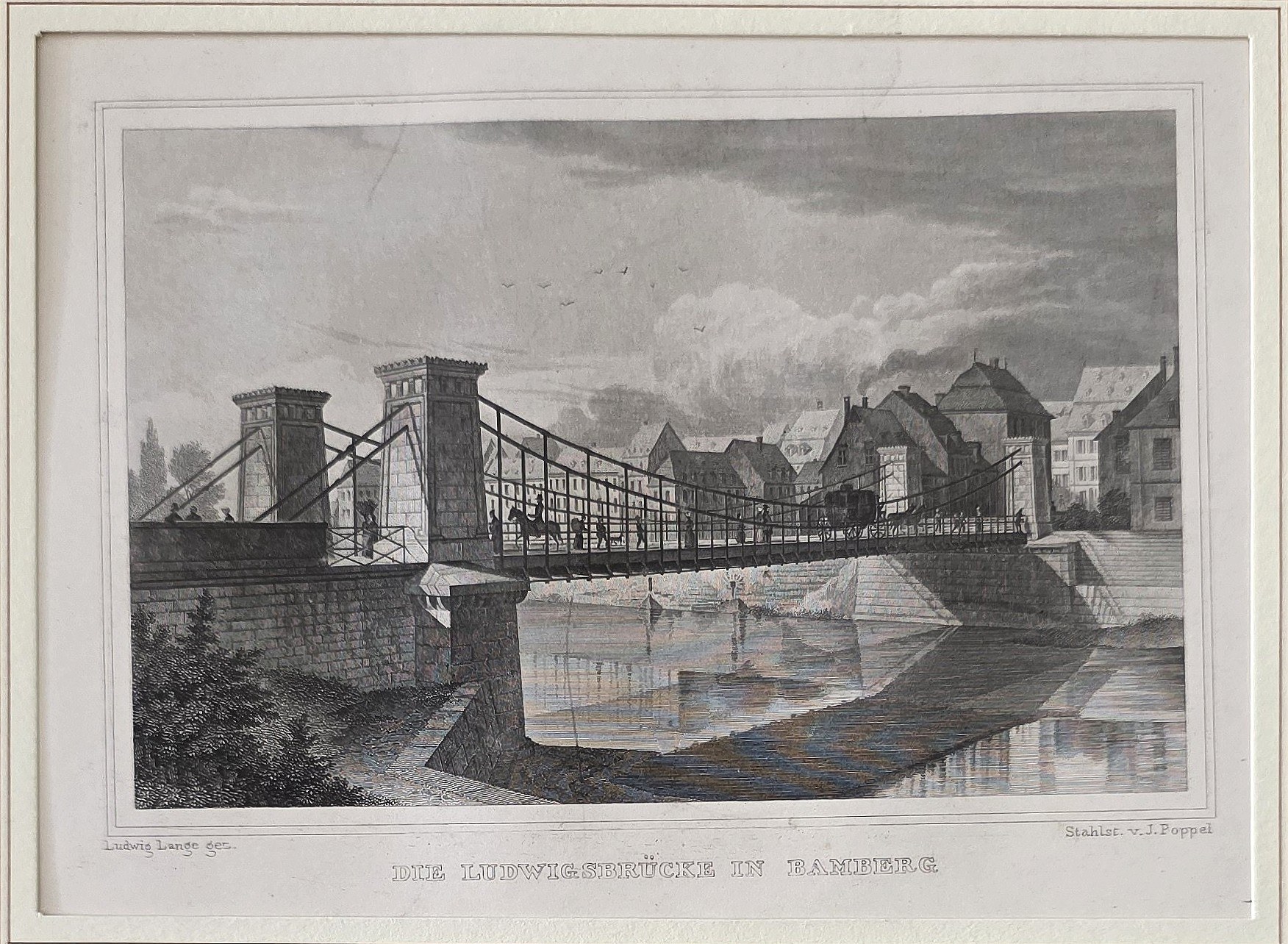 Hängebrücke mit Uferhäusern im Passepartout