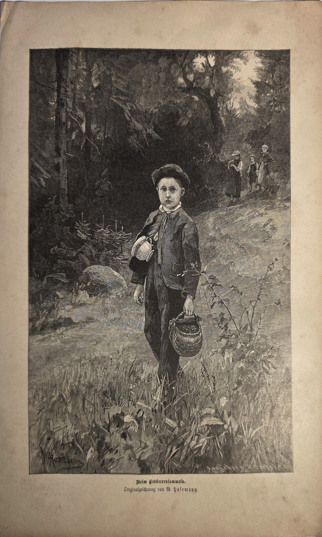Junge im Wald mit kleinem Gepäck