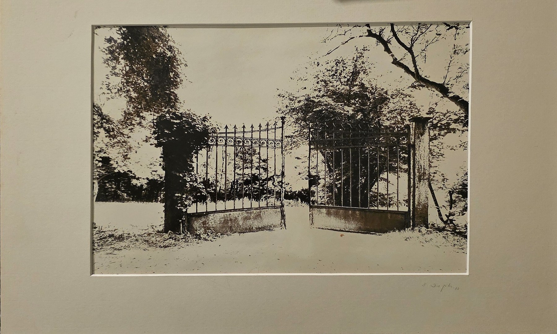 Historische Gartengrafik mit Tor und Bäumen
