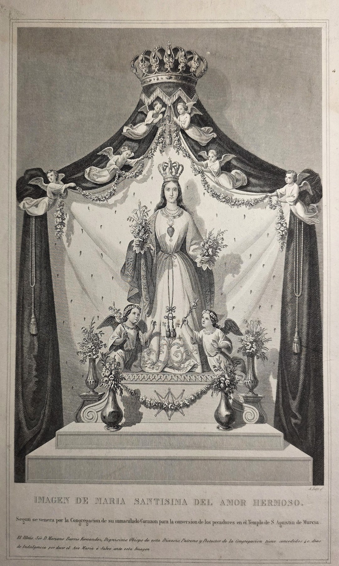einer gekrönten Madonnenfigur unter reich verziertem Baldachin