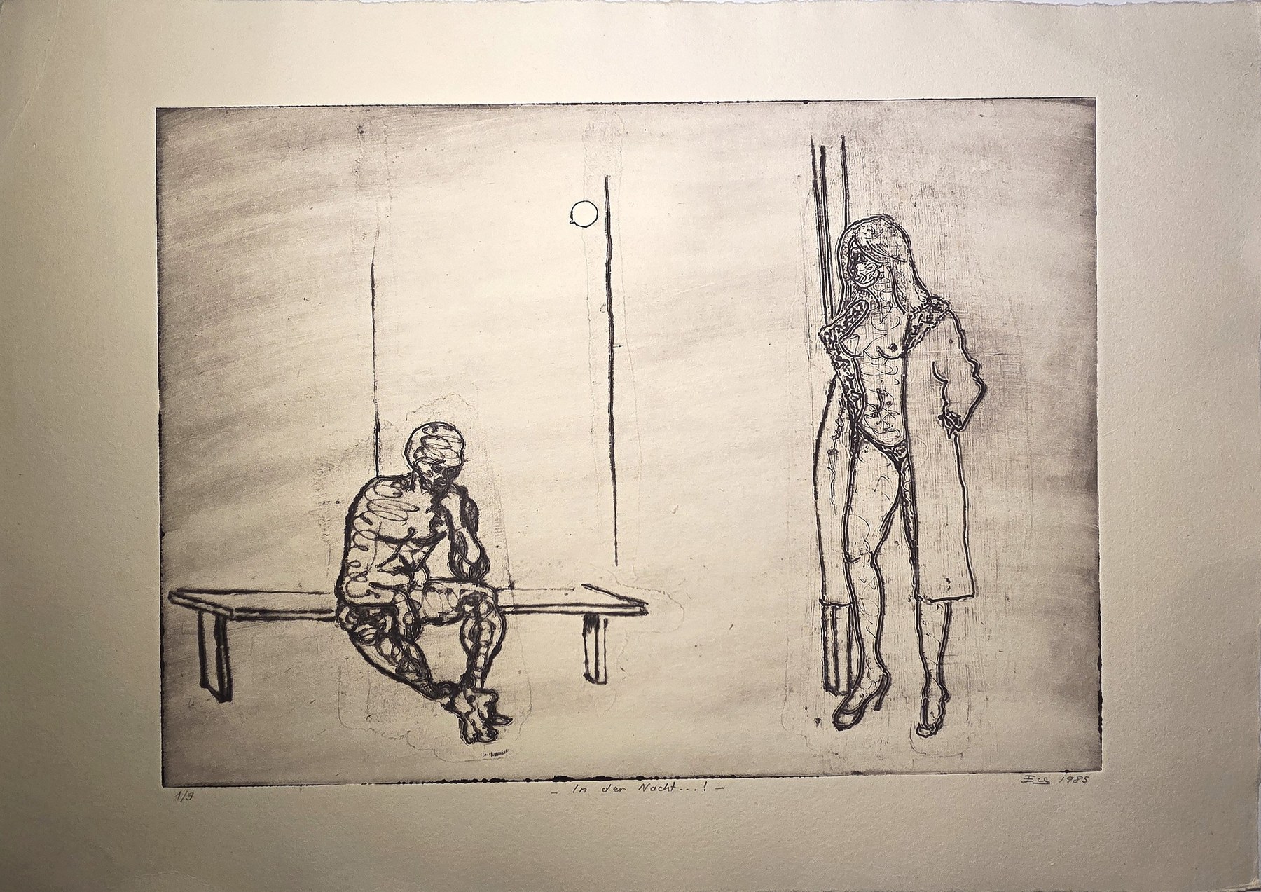 Sitzende und stehende Figur in karger Szene