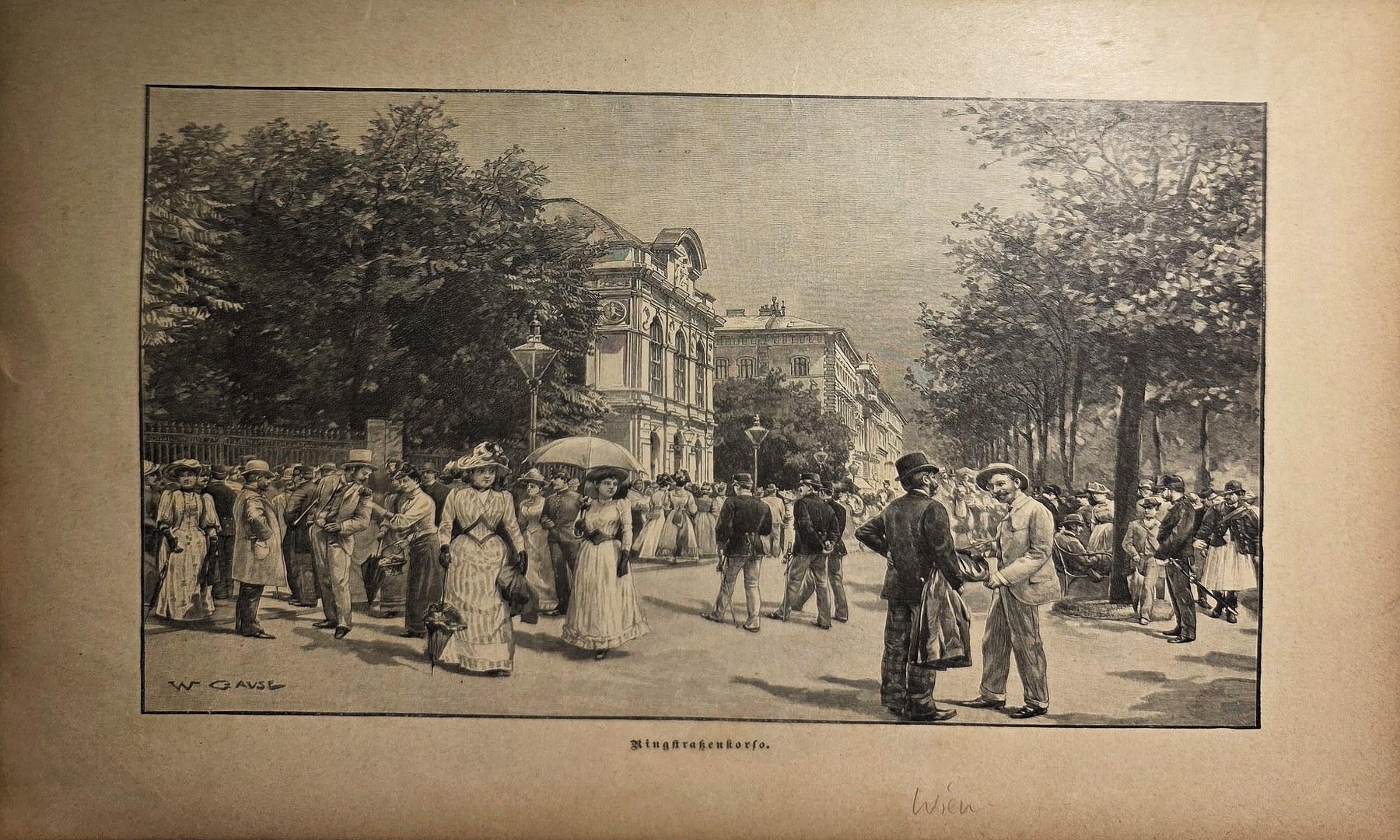 Spaziergänger vor einem repräsentativen Gebäude