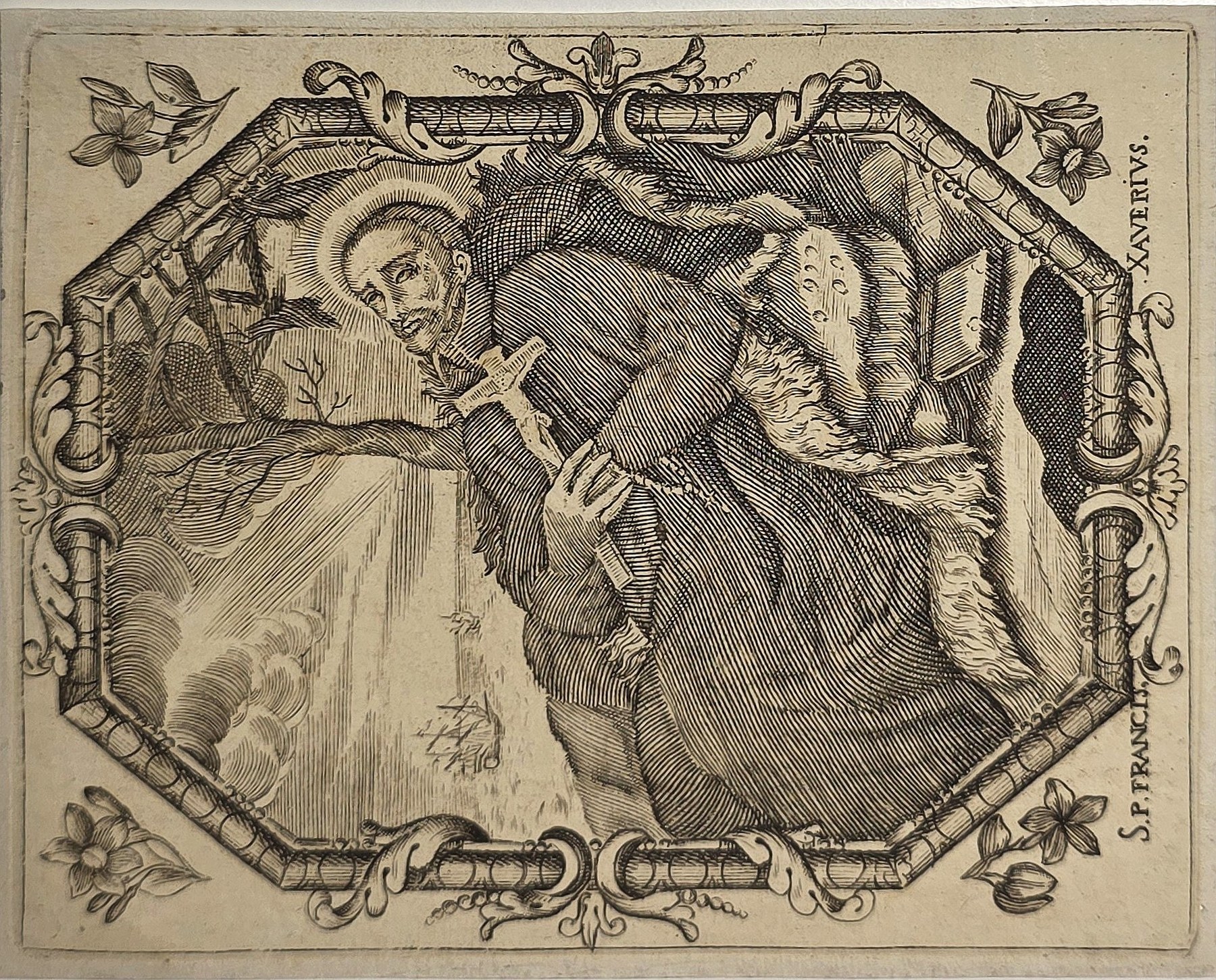 Heiliger mit Kreuz vor ornamentaler Kartusche