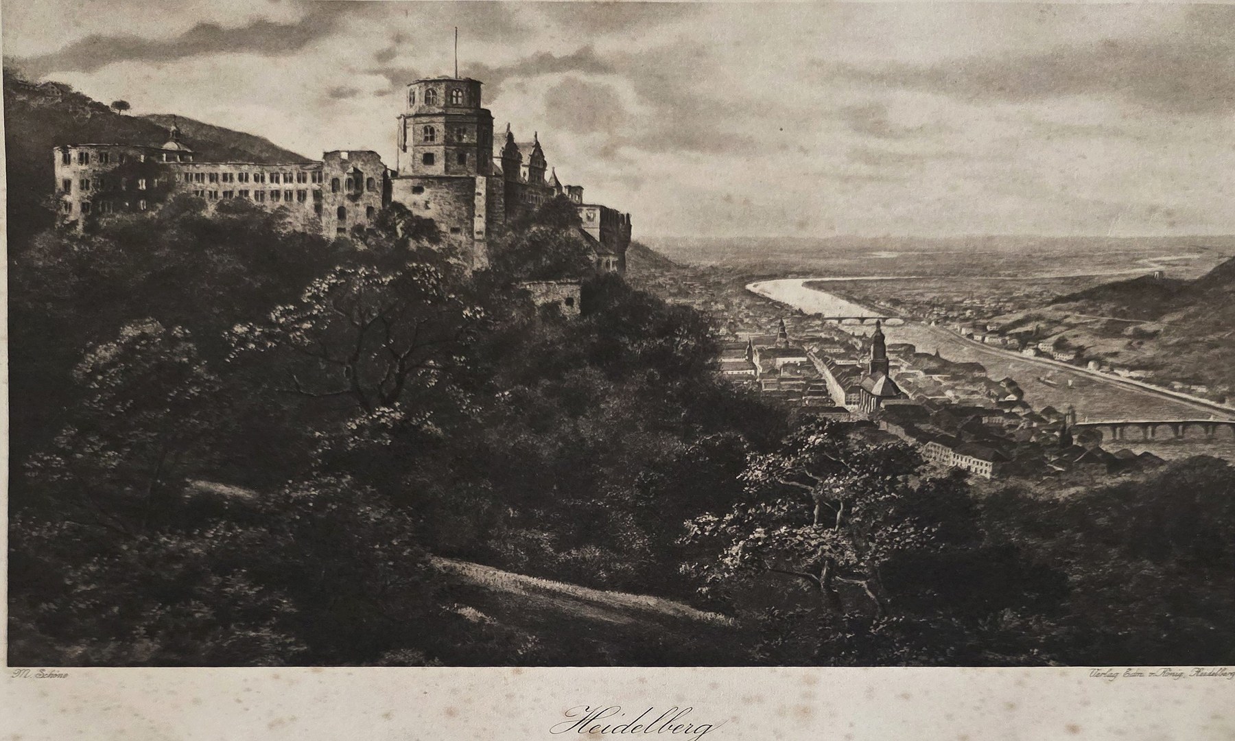 Schlossberg über einer Flussstadt