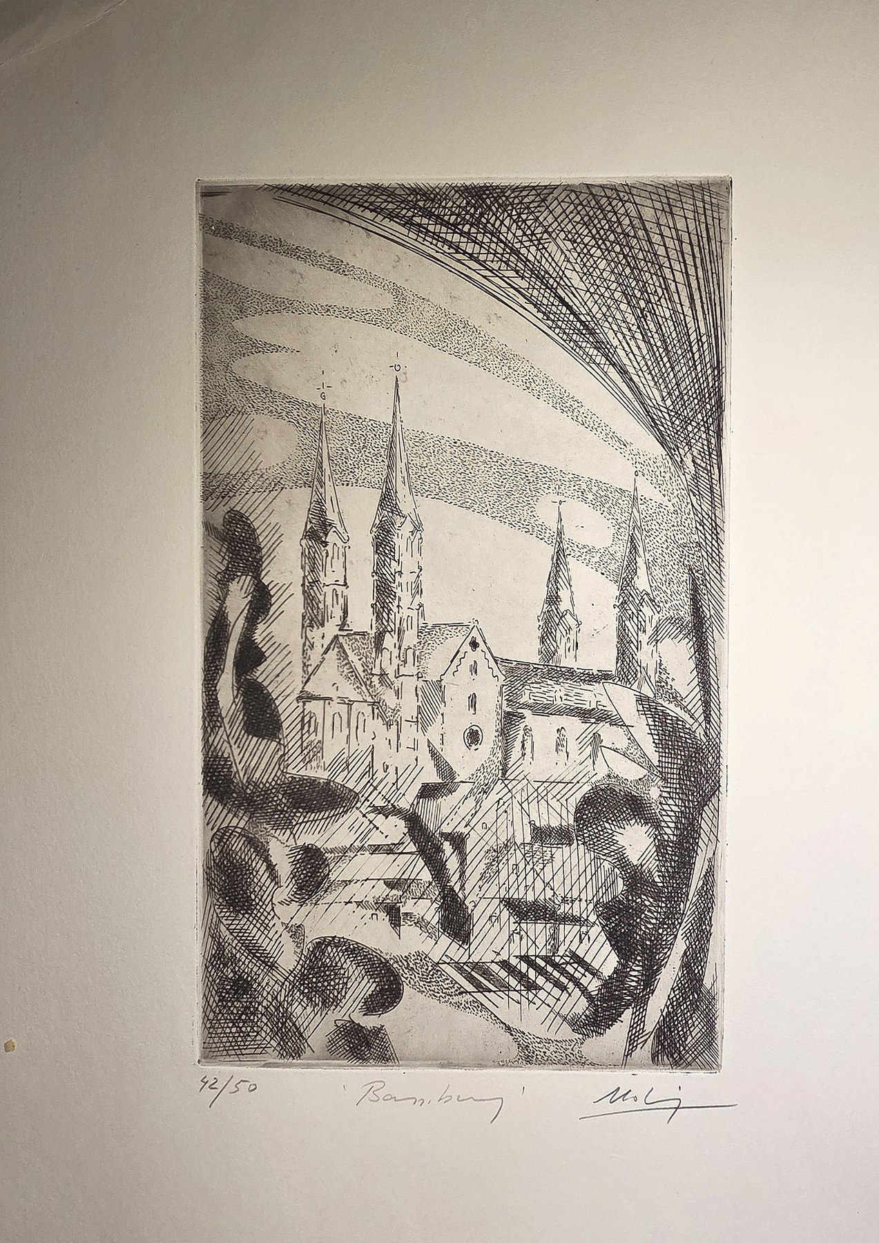 Stadtansicht mit Türmen unter strahlenreichem Himmel