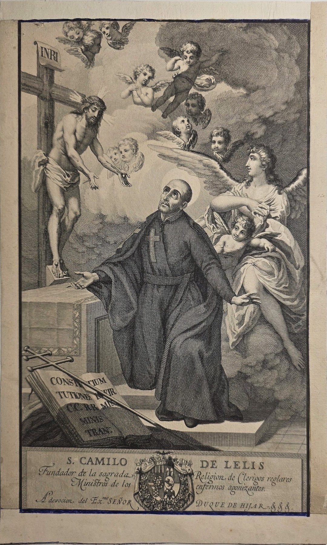 Heiligenfigur vor Kreuzszene mit Engeln und Wappenfeld