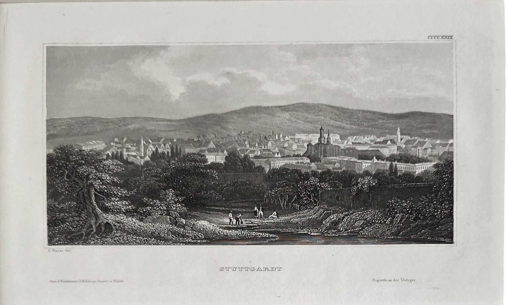 Stadtpanorama in hügeliger Landschaft