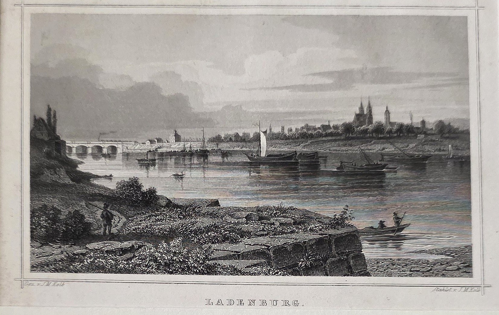 Flusspanorama mit langer Brücke im Abschluss