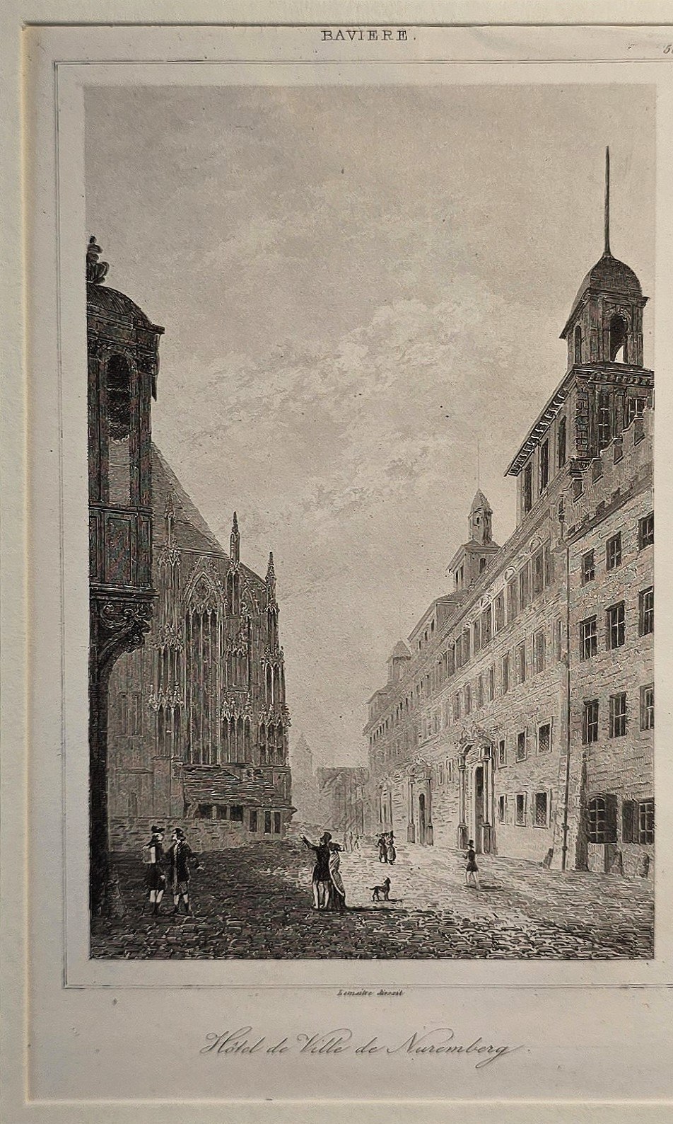 Enge Stadtstraße mit hohen Fassaden