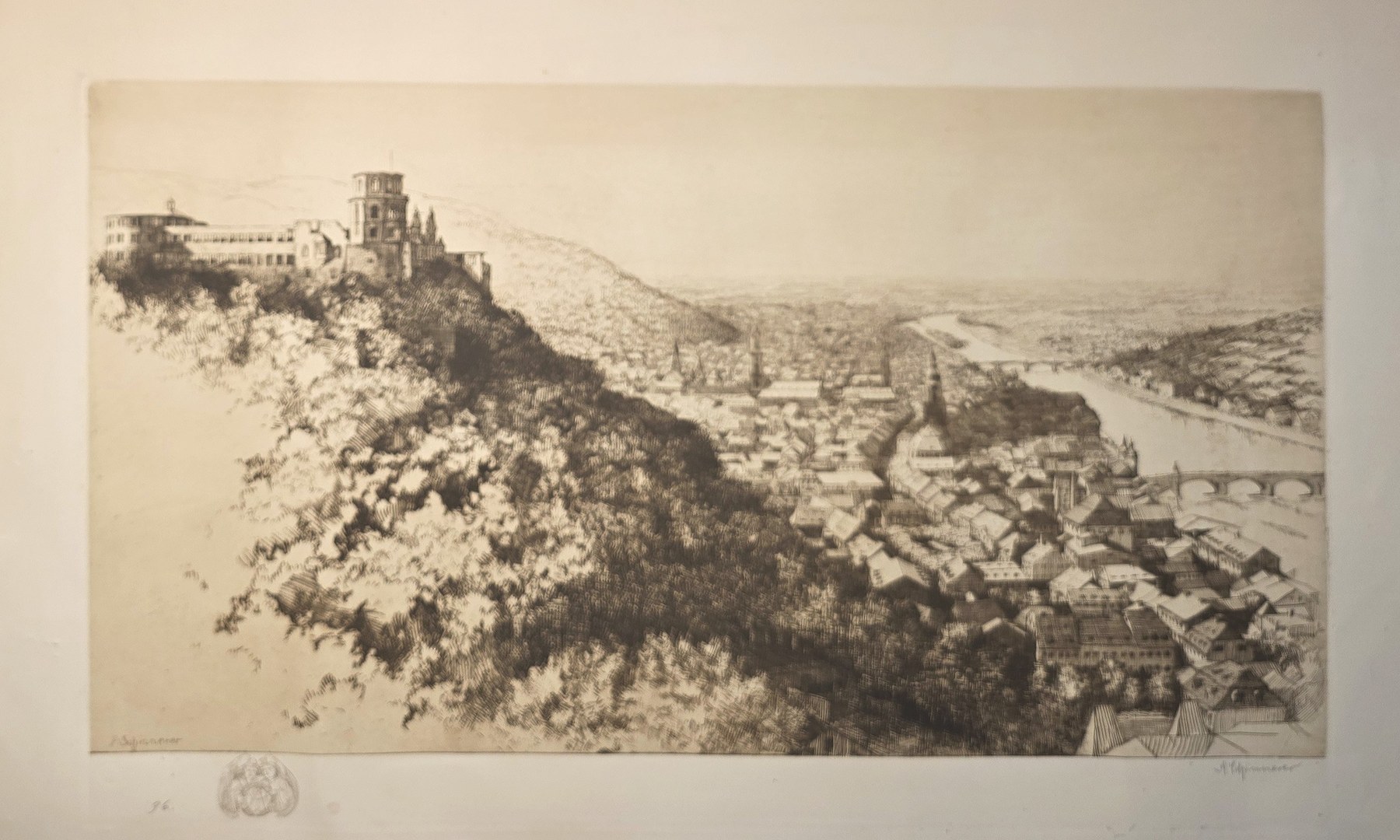 Panoramische Stadtlandschaft mit Burg auf bewaldeter Höhe