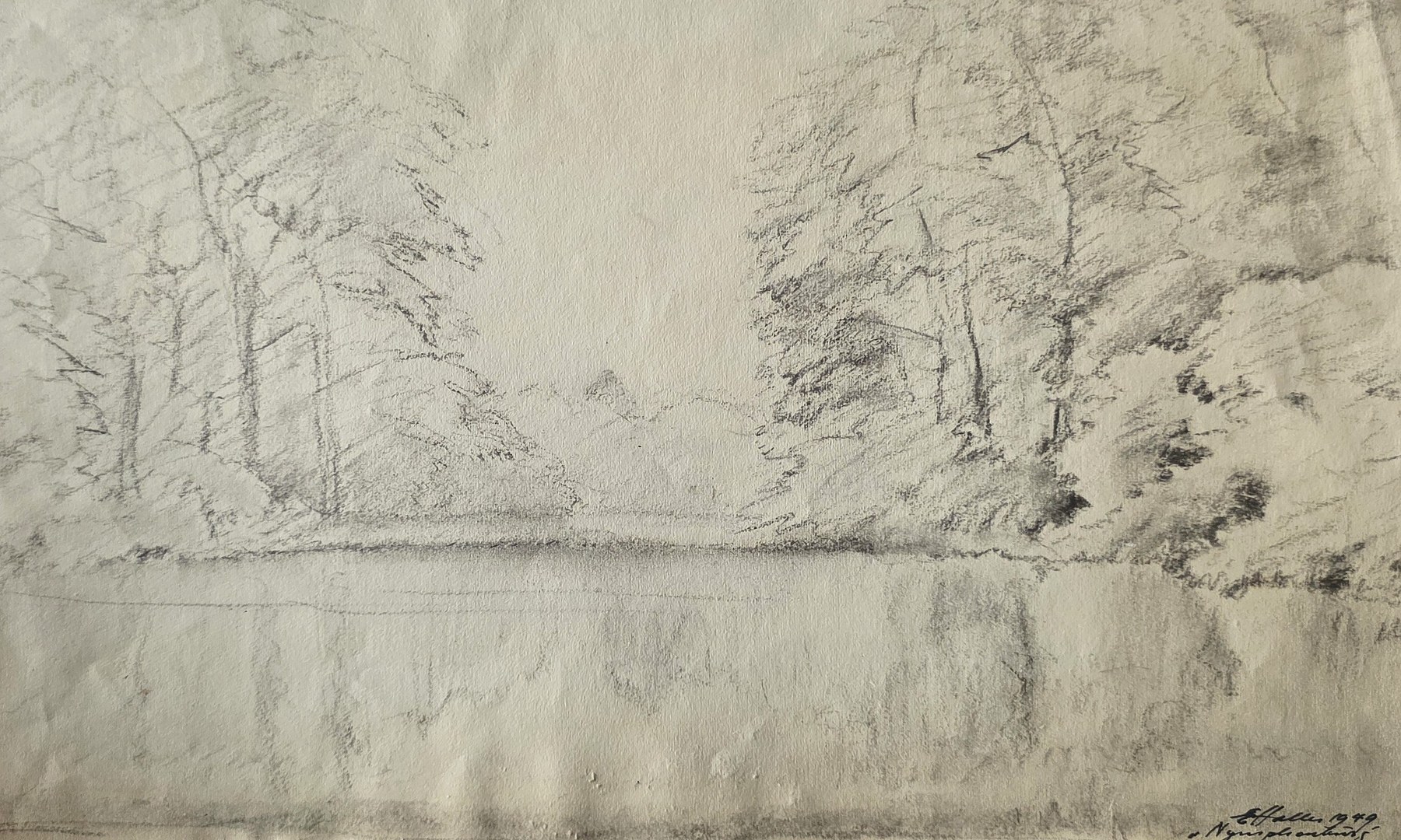 Waldlandschaft am ruhigen Wasser